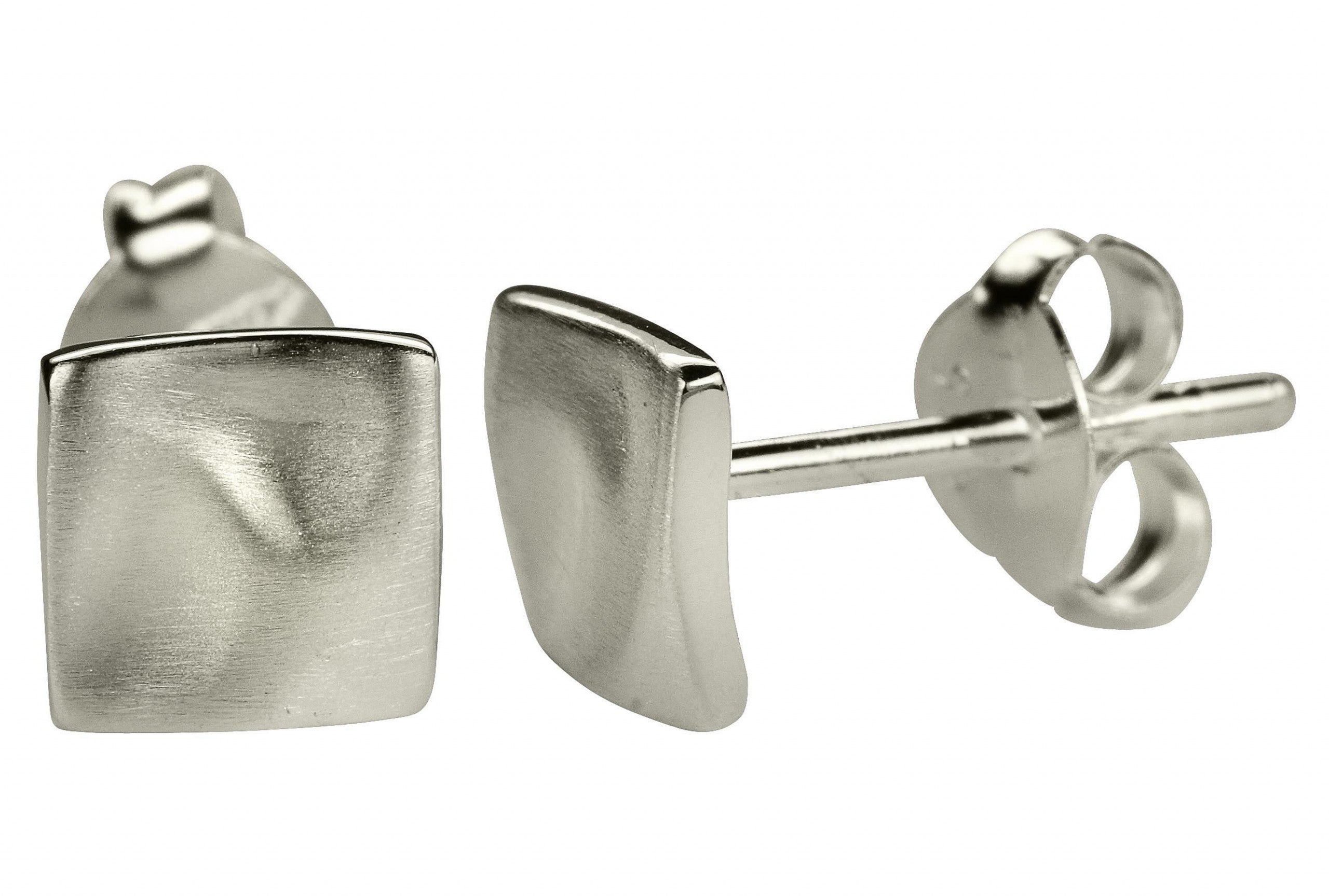 Ein Paar quadratisch geformte kleine Ohrstecker aus Silber mit einer gewellten Oberfläche.