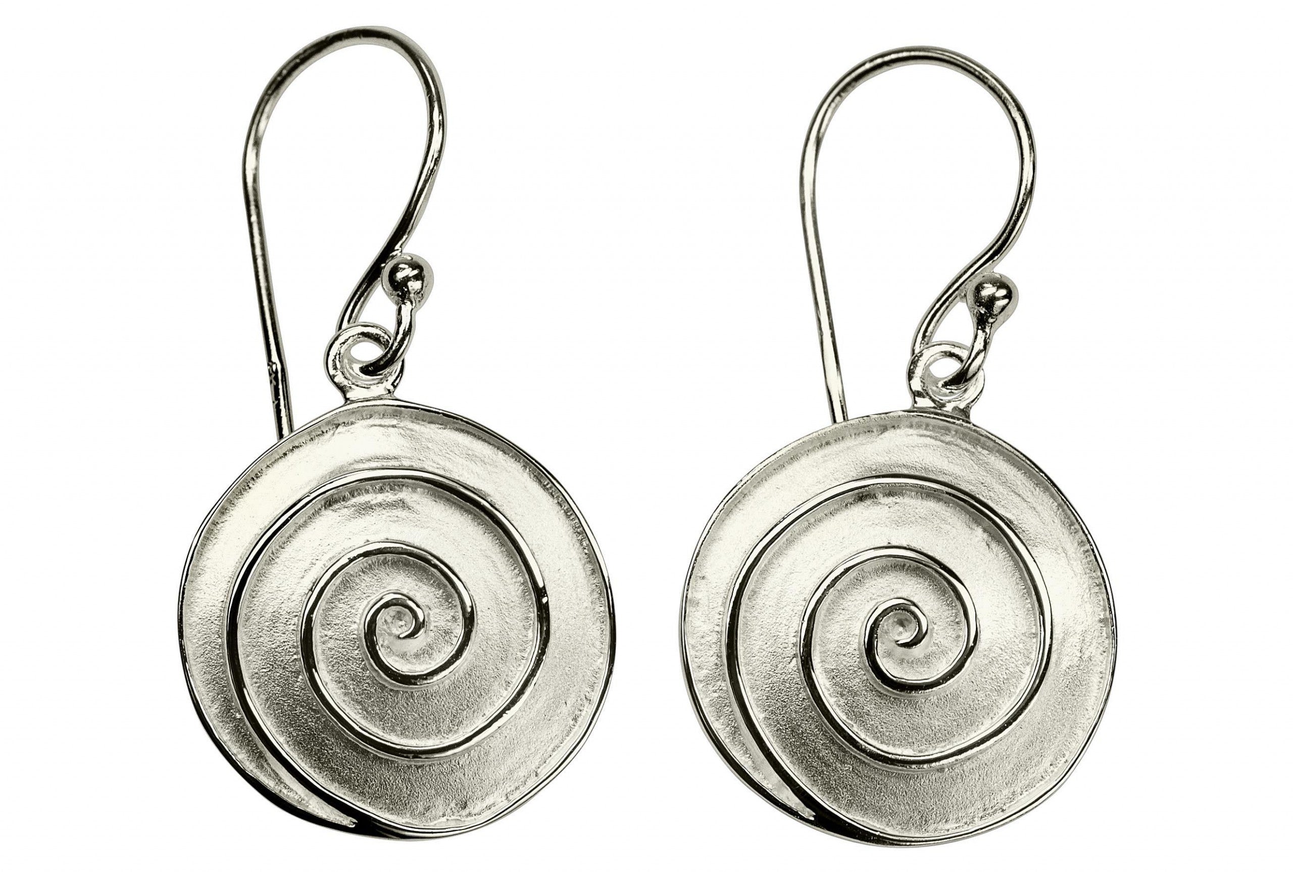 Ohrhänger für Damen aus Silber mit einem Spiralmuster, deren Oberfläche einen mattiert-glänzenden Kontrast bildet.