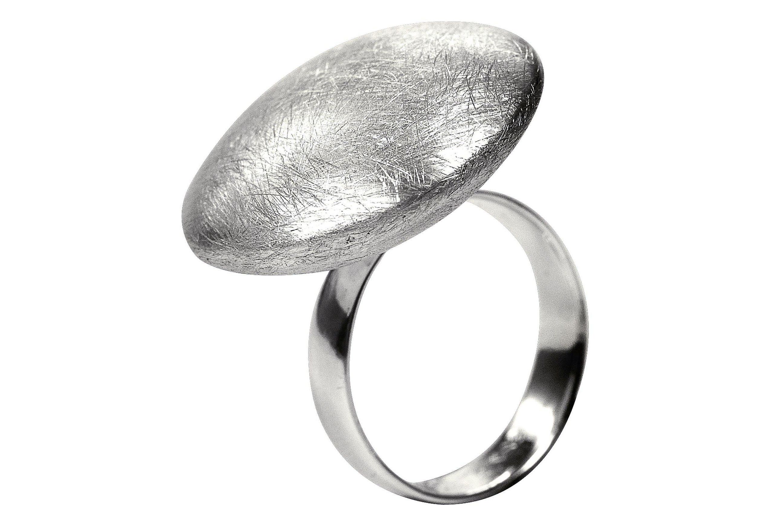 Knopfring für Damen mit einem attraktivem Zierelement, welches auf einer klassischen, schmalen Ringschiene sitzt.