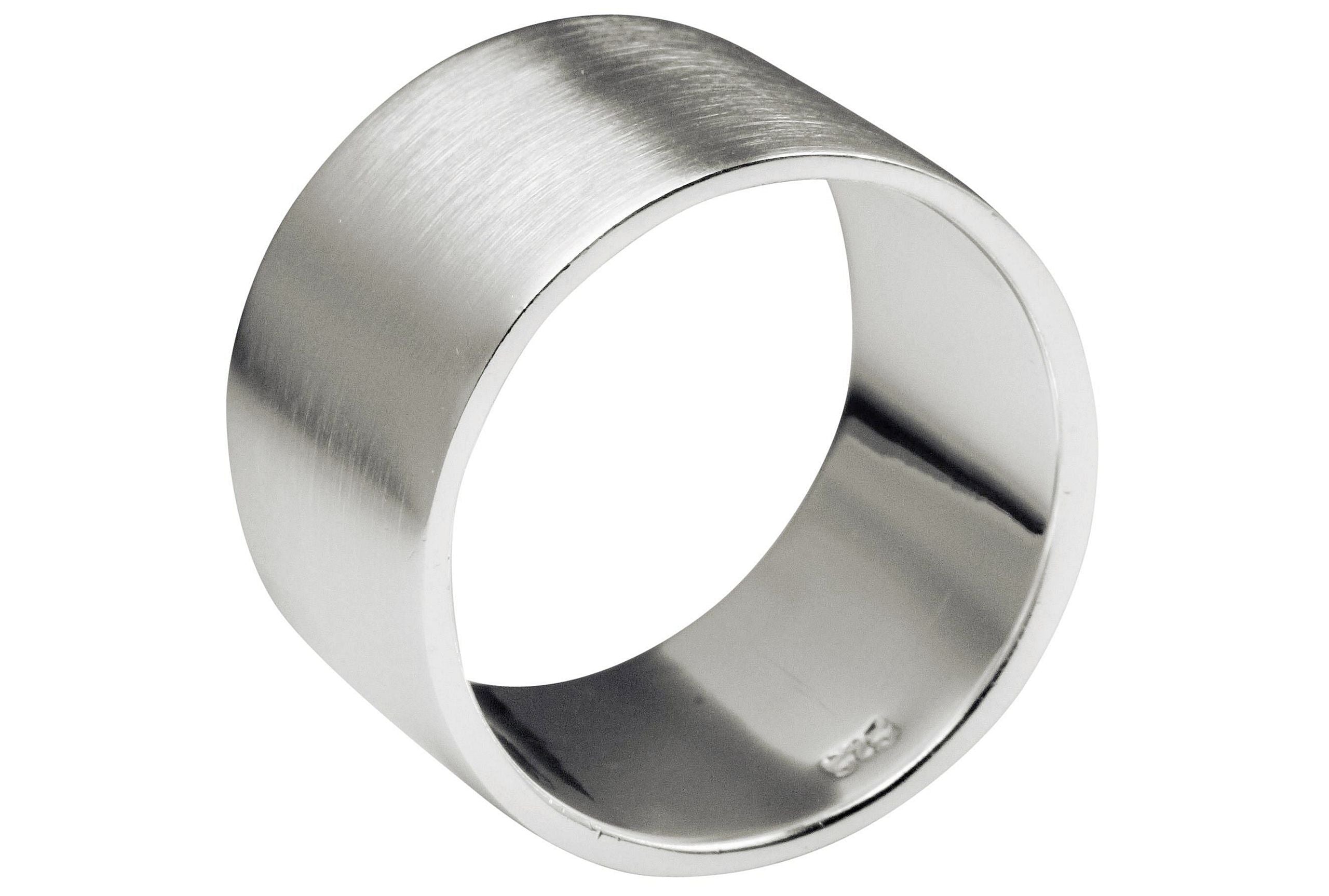 Ein klassicher Bandring aus Silber für Damen und Herren in den Größen 64 bis 74 mit breiter Ringschiene und mattierter Oberfläche