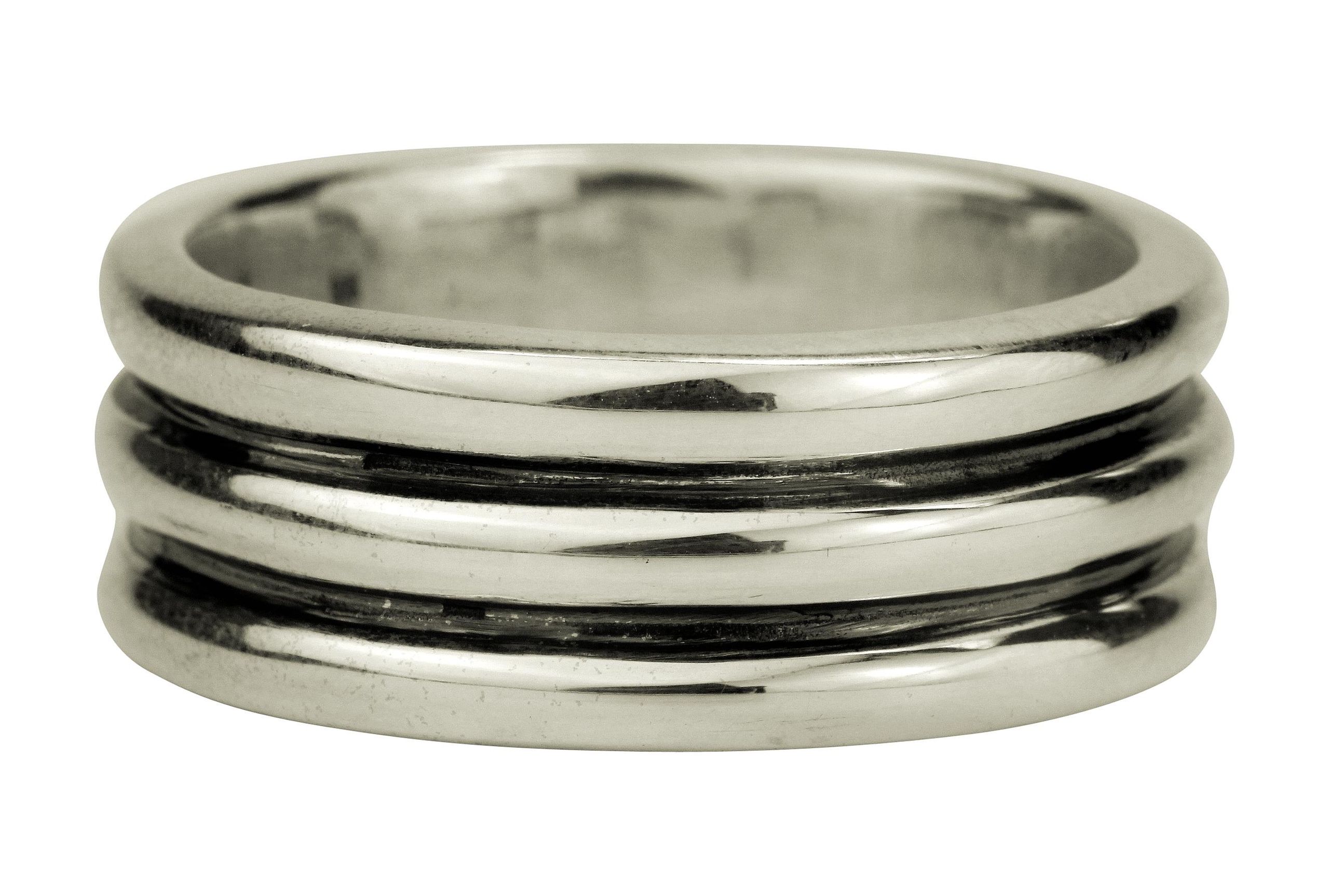 Ein Herrenring aus Silber mit dekorativer Streifen-Optik.