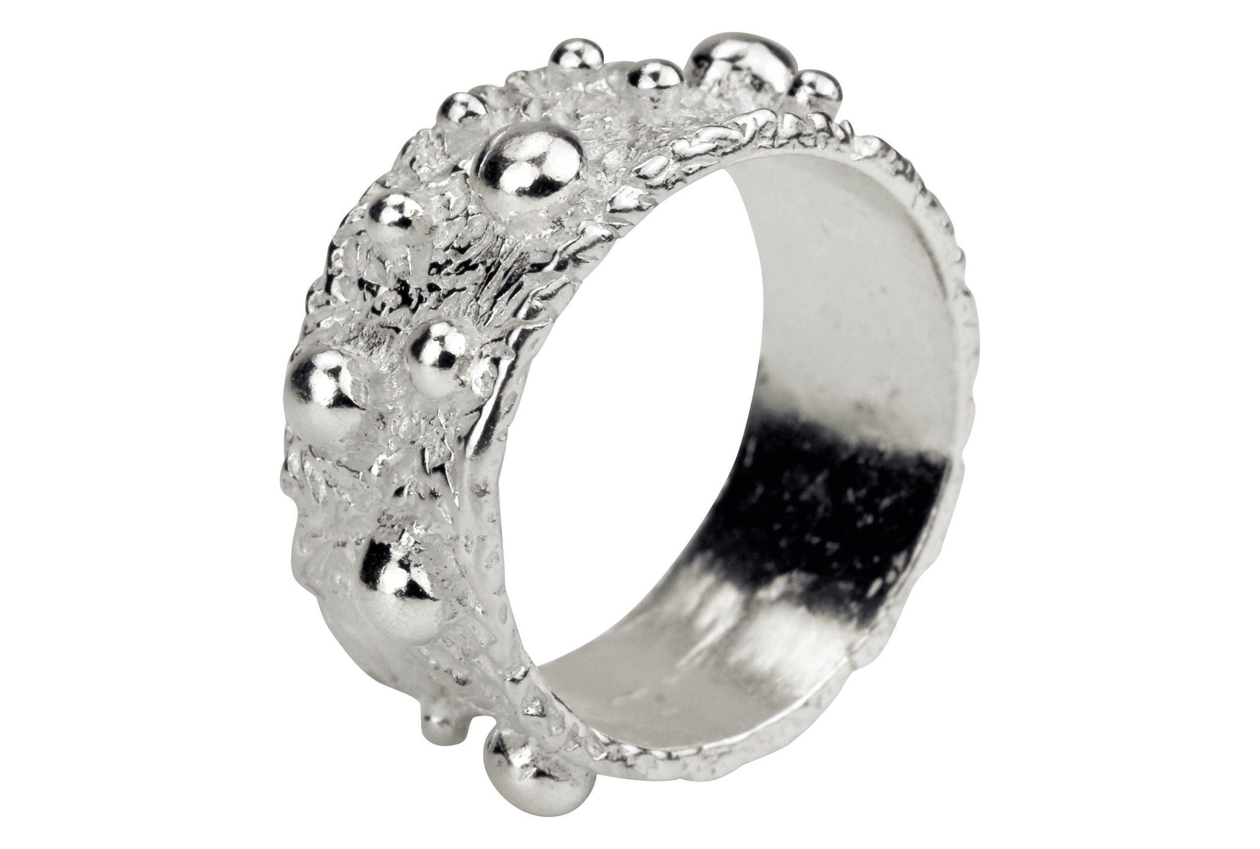 Ein geschmiedeter Bandring aus Silber mit gelötetem Pünktchen-Design für Damen.