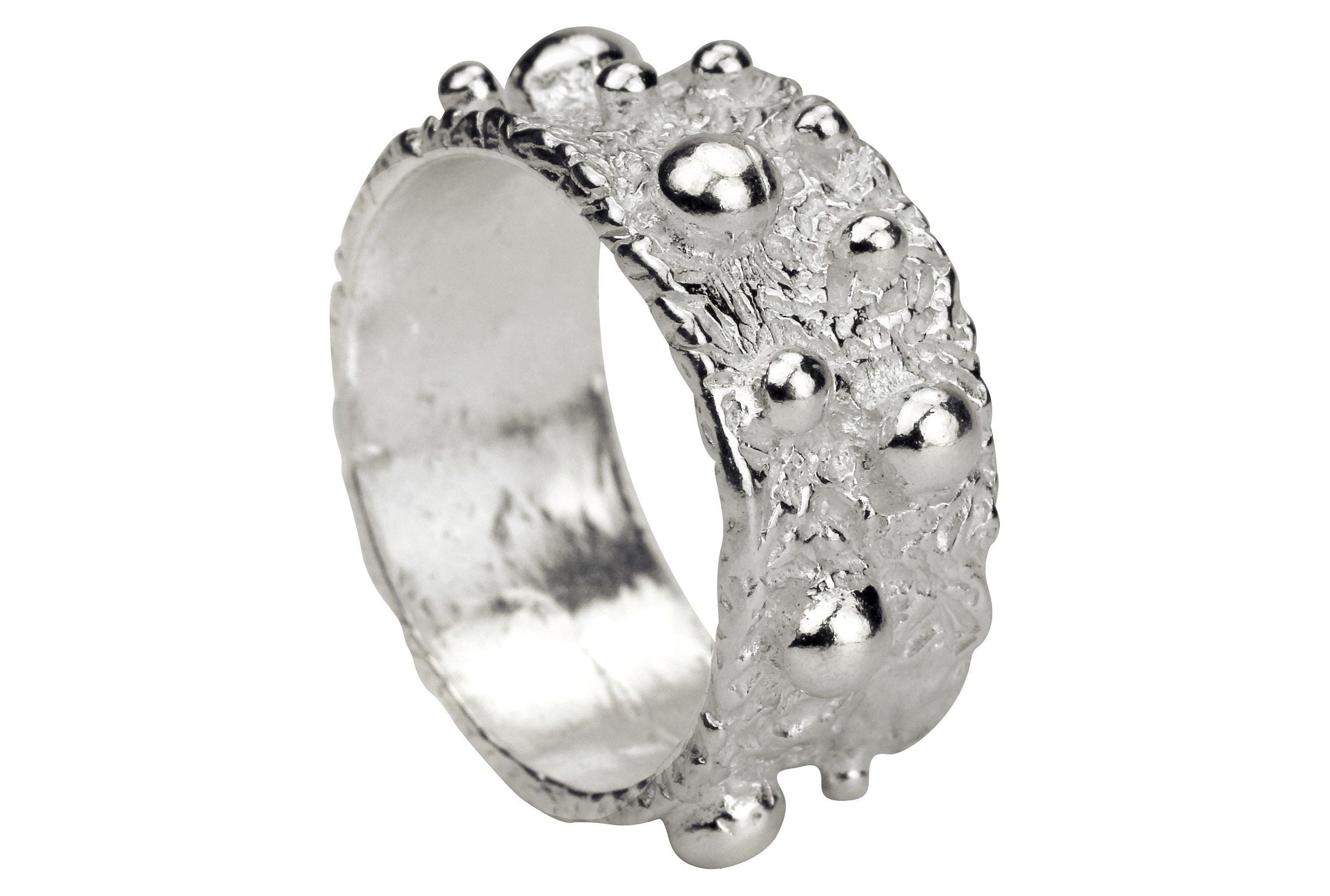 Ein geschmiedeter Bandring aus Silber mit gelötetem Pünktchen-Design für Damen.