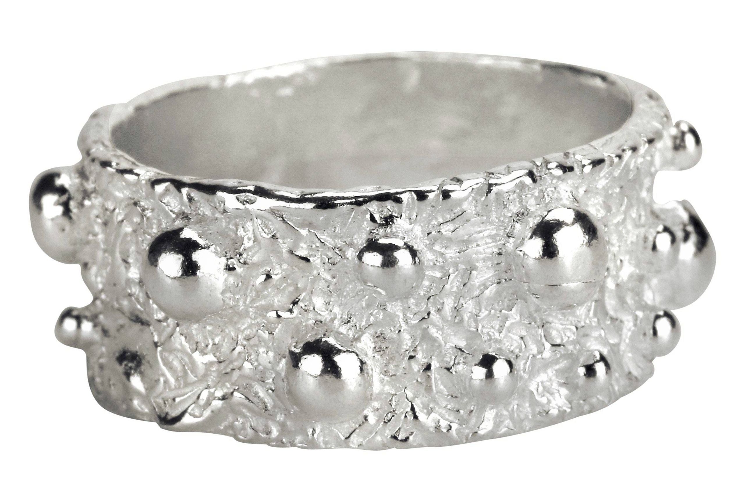 Ein geschmiedeter Bandring aus Silber mit gelötetem Pünktchen-Design für Damen.