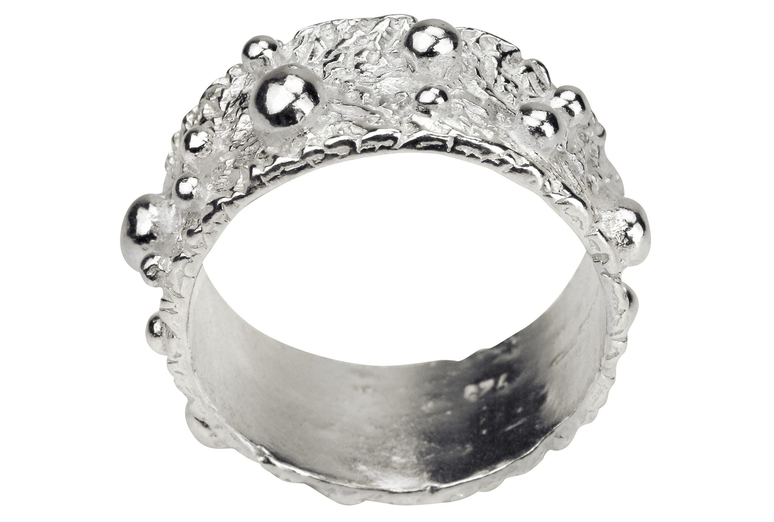Ein geschmiedeter Bandring aus Silber mit gelötetem Pünktchen-Design für Damen.