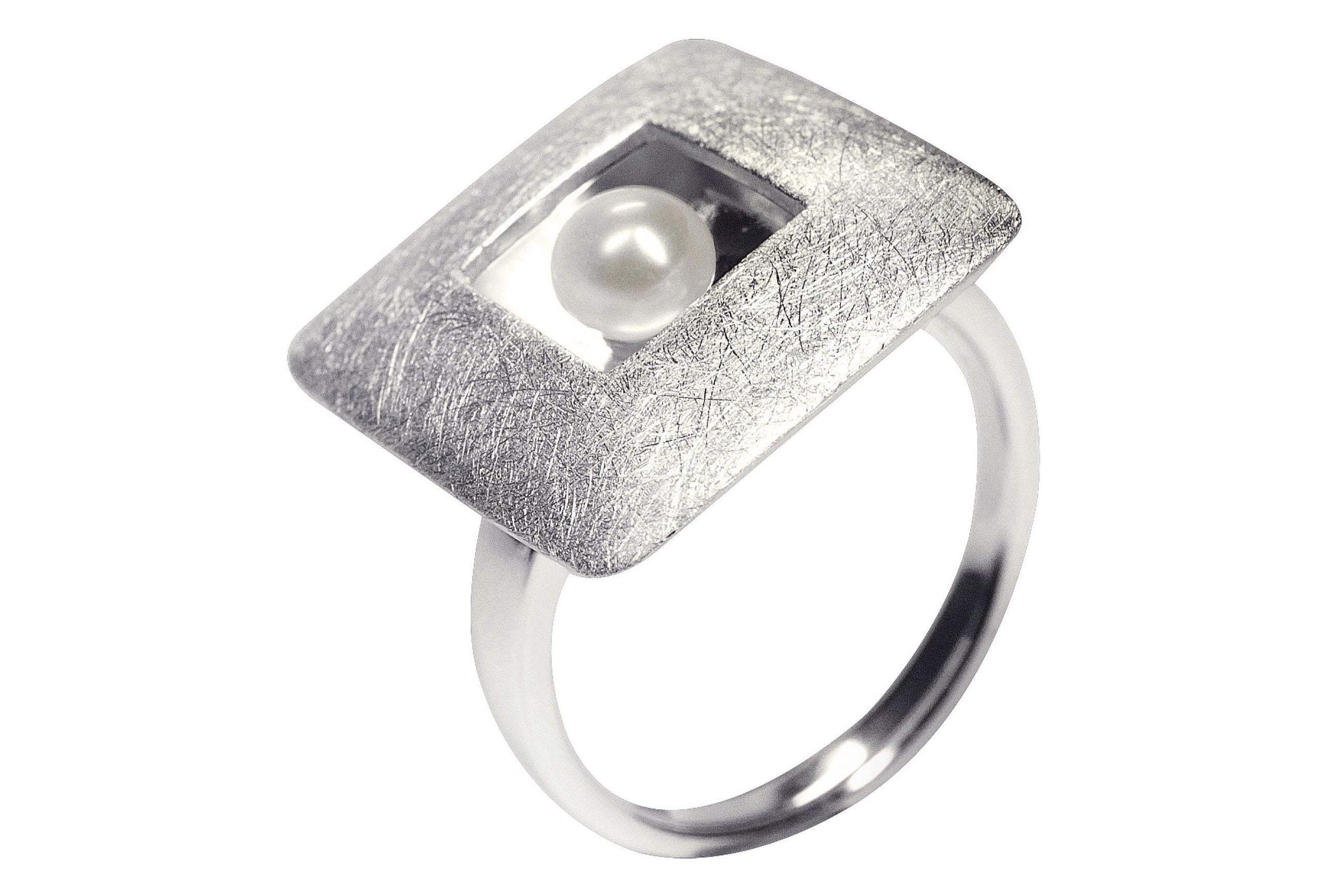 Damenring aus Silber mit einer Perle, die mittig in einem quadratischen Zierelement sitzt. Die Ringschiene ist klassisch gearbeitet.