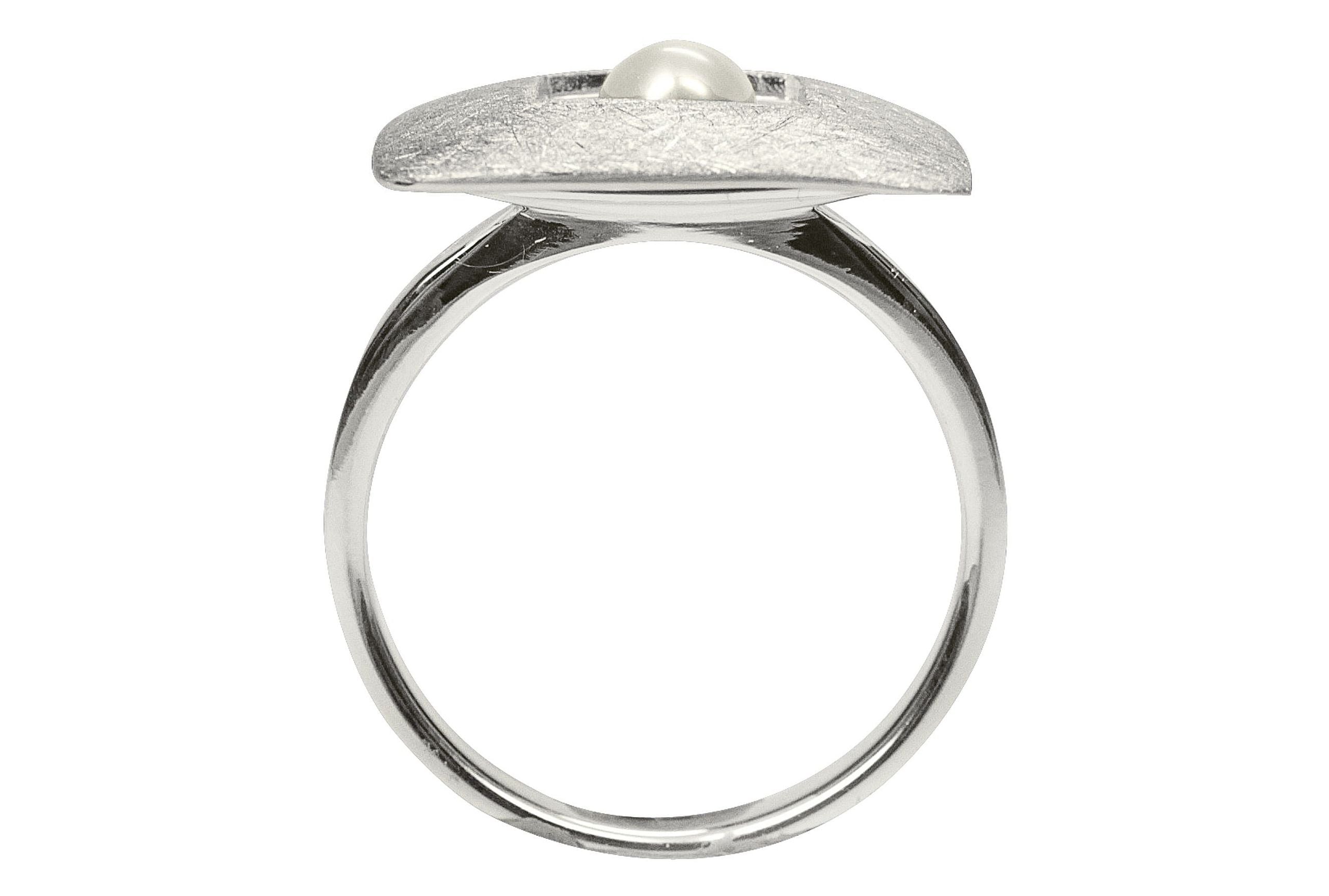 Damenring aus Silber mit einer Perle, die mittig in einem quadratischen Zierelement sitzt. Die Ringschiene ist klassisch gearbeitet.