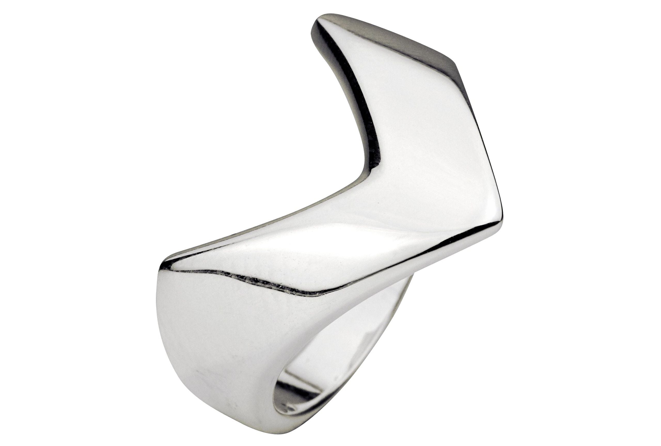 Ein spitz zulaufender Bandring aus Silber, der am Finger wie ein kleiner Pfeil nach vorne zeigt.