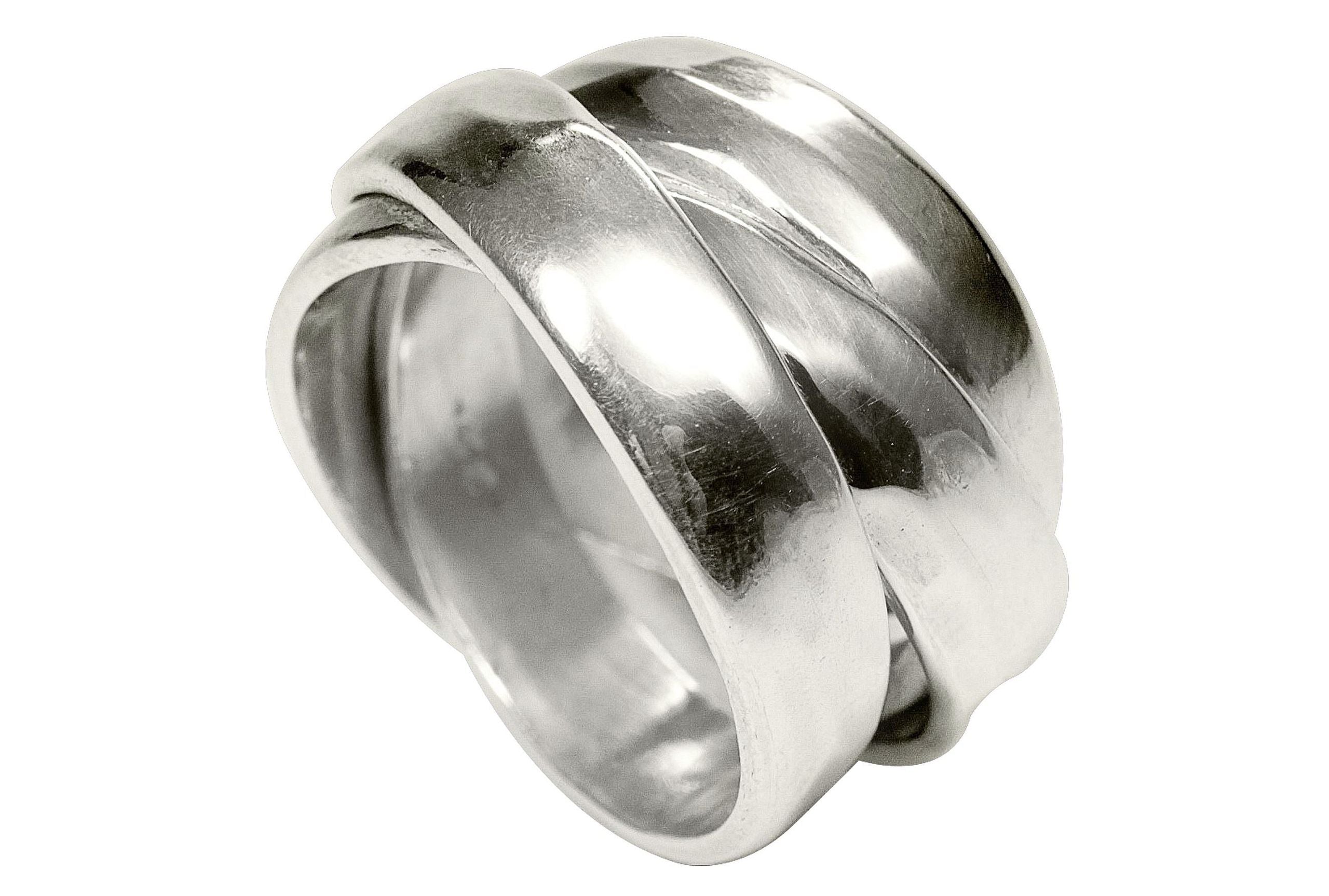 Eleganter Damenring aus Silber mit drei fest verbundenen Ringschienen. Der Ring ist geschmiedet und hat eine leicht gehämmerte Oberfläche.