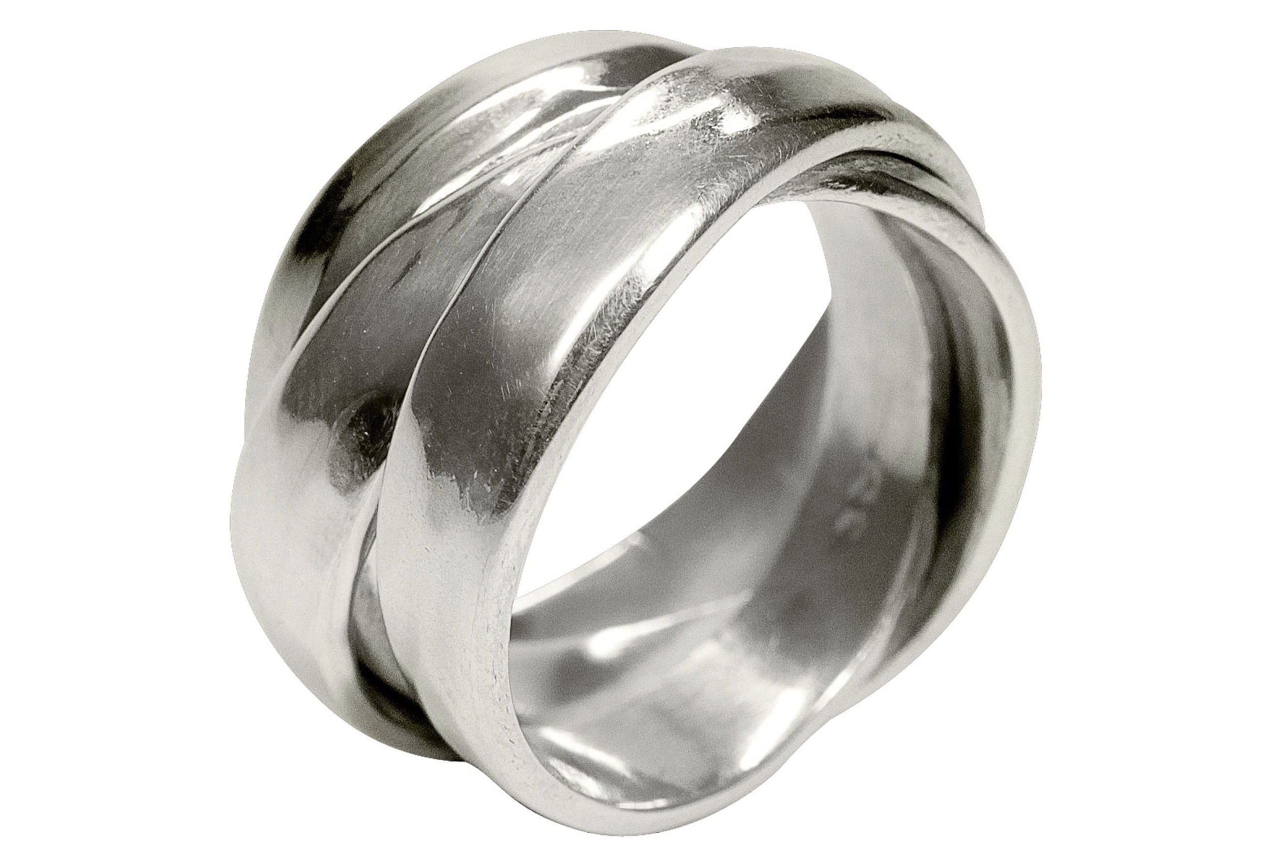 Eleganter Damenring aus Silber in den Größen 64 bis 70 mit drei fest verbundenen Ringschienen. Der Ring ist geschmiedet und hat eine leicht gehämmerte Oberfläche.