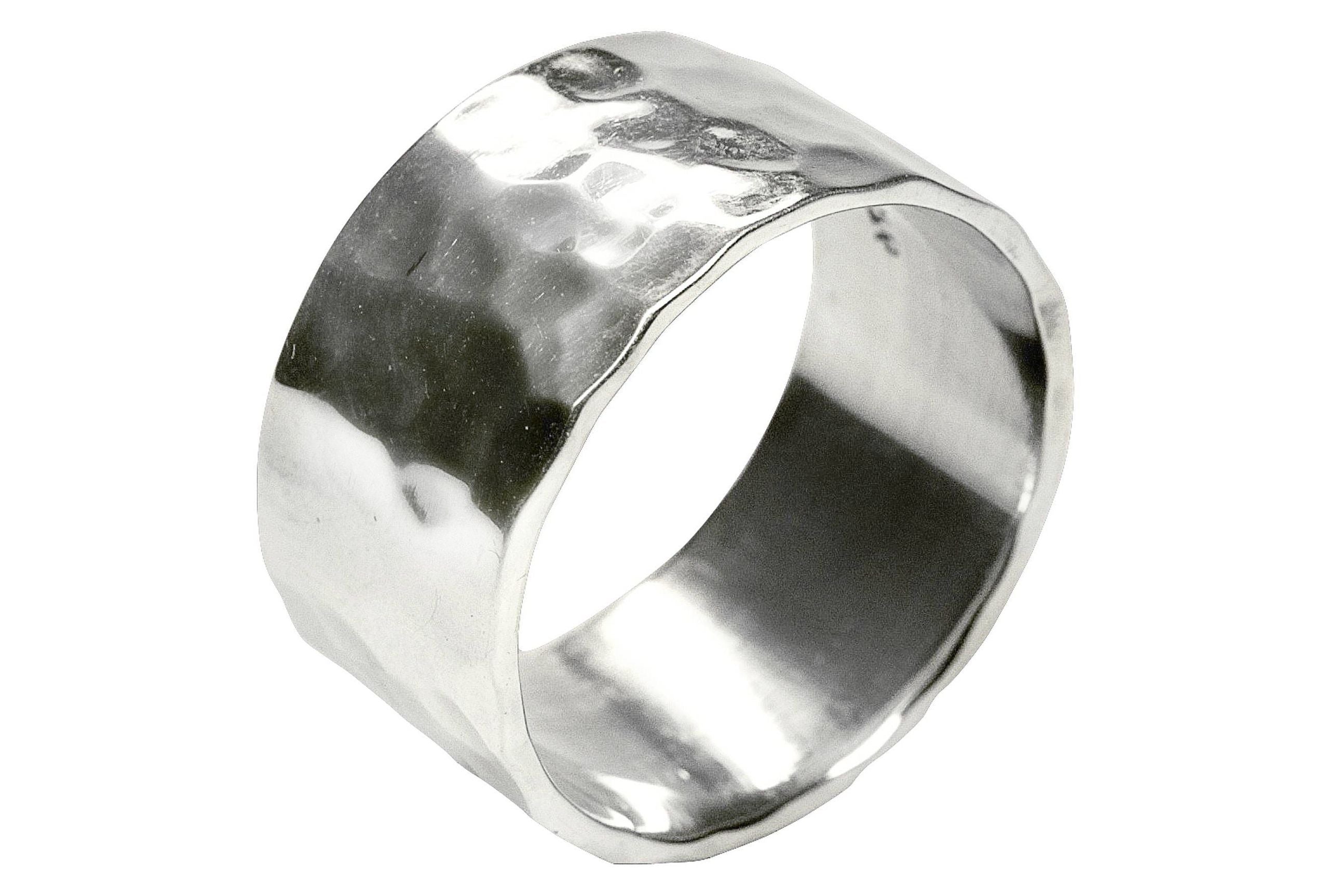 Geschmiedeter Bandring aus Silber mit glänzend gehämmerter Oberfläche in den Größen von 64 bis 72.