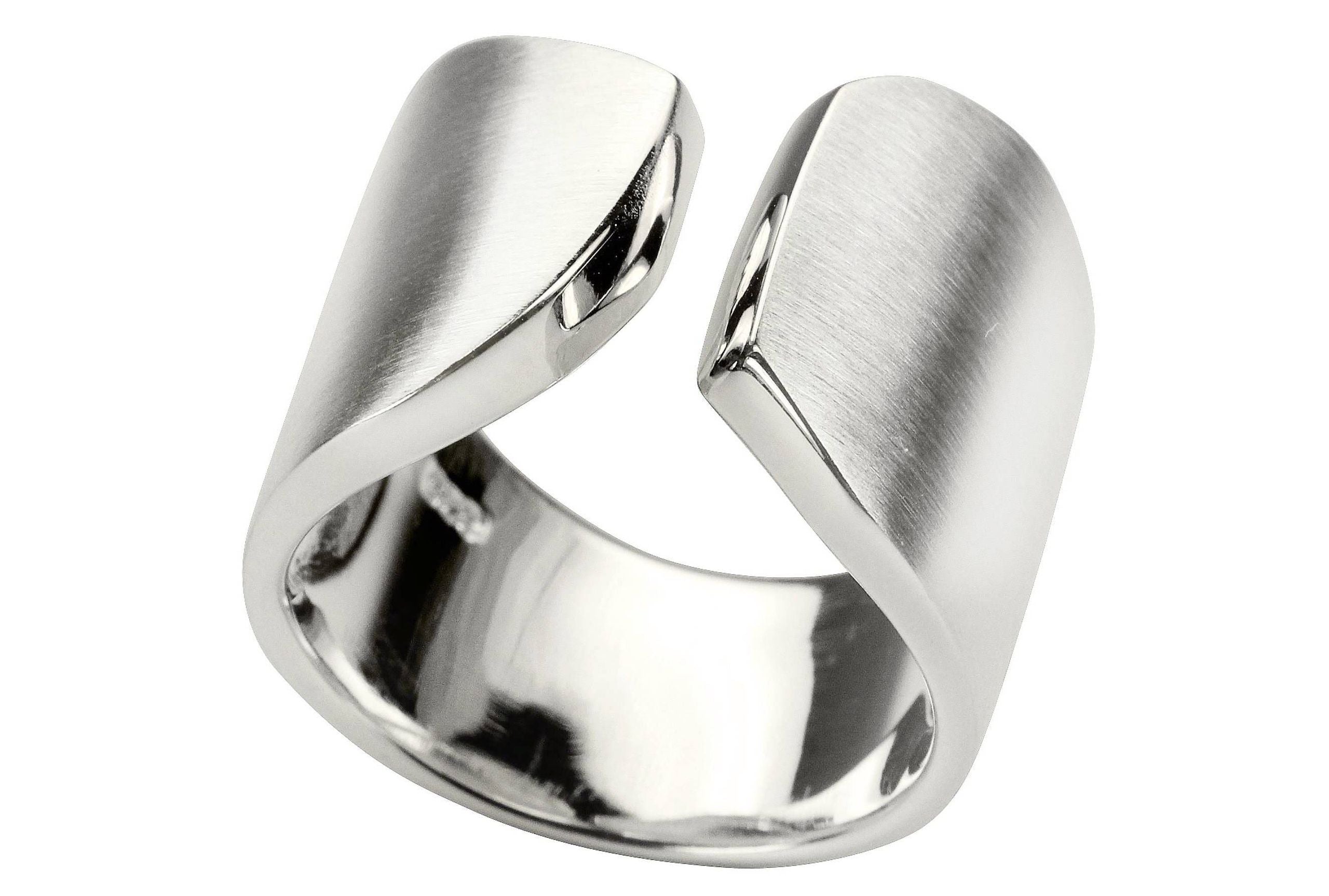 Ein offen gearbeiteter Bandring aus Silber für Damen mit einer mattierten Oberfläche.