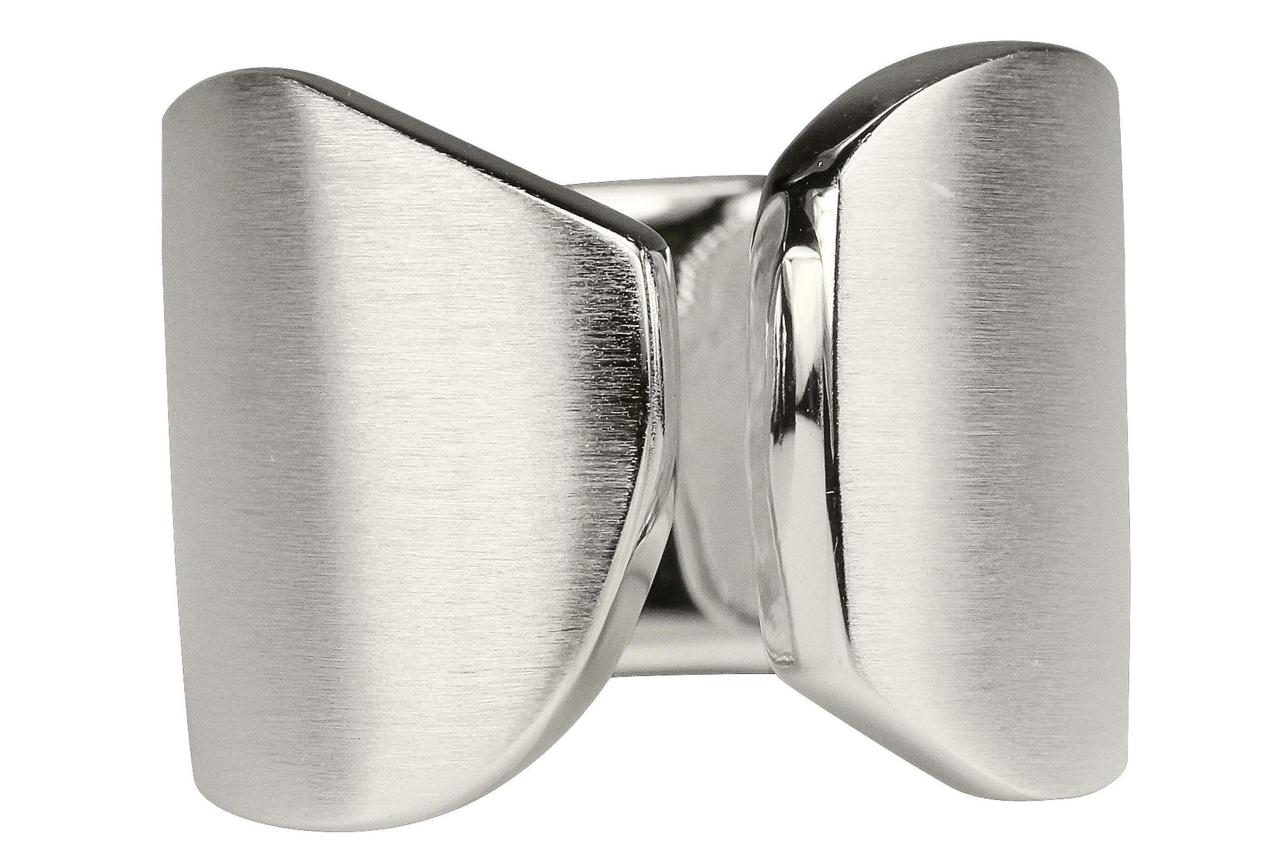 Ein offen gearbeiteter Bandring aus Silber für Damen mit einer mattierten Oberfläche.