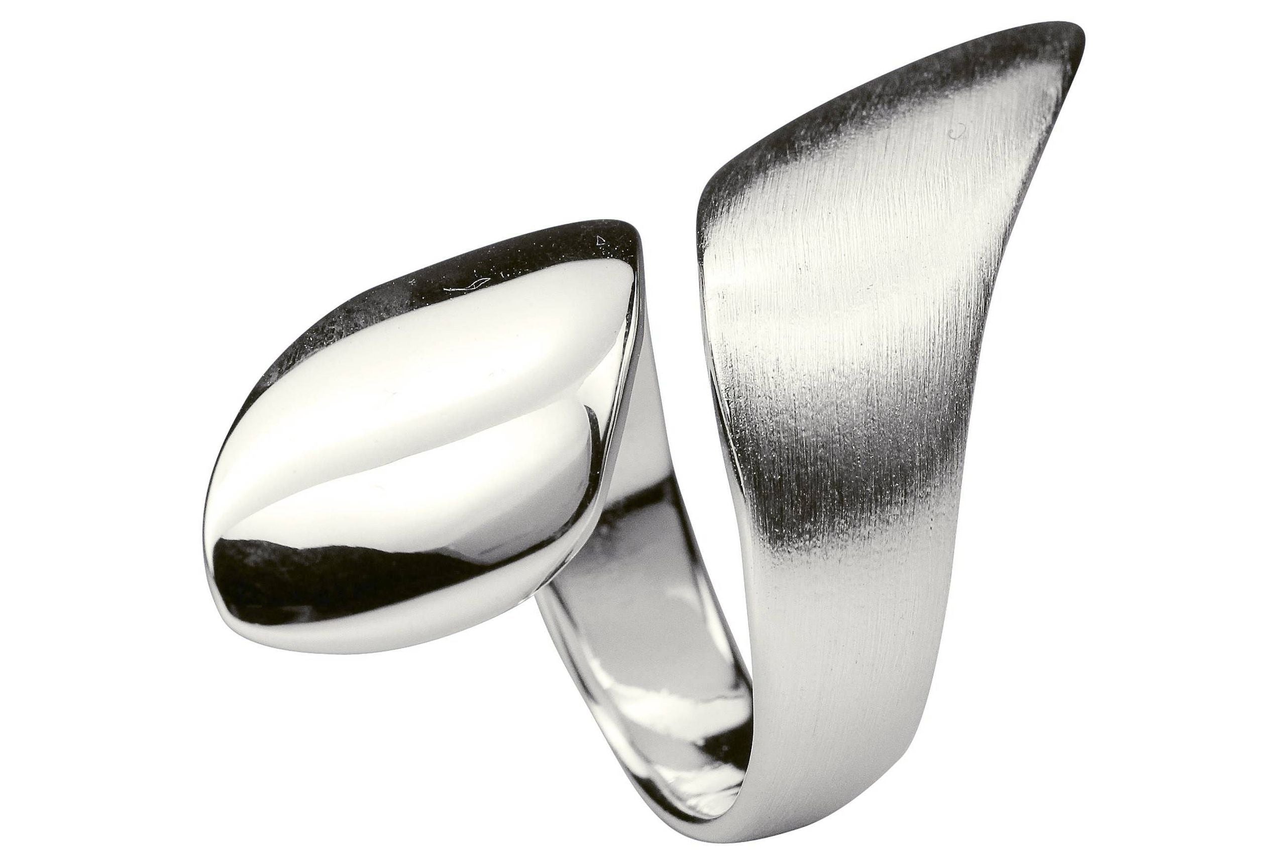 Ein offen gearbeiteter Damenring aus Silber mit teils matter, teils glänzender Oberfläche, der mit seiner Form eine Umarmung um den Finger andeutet.