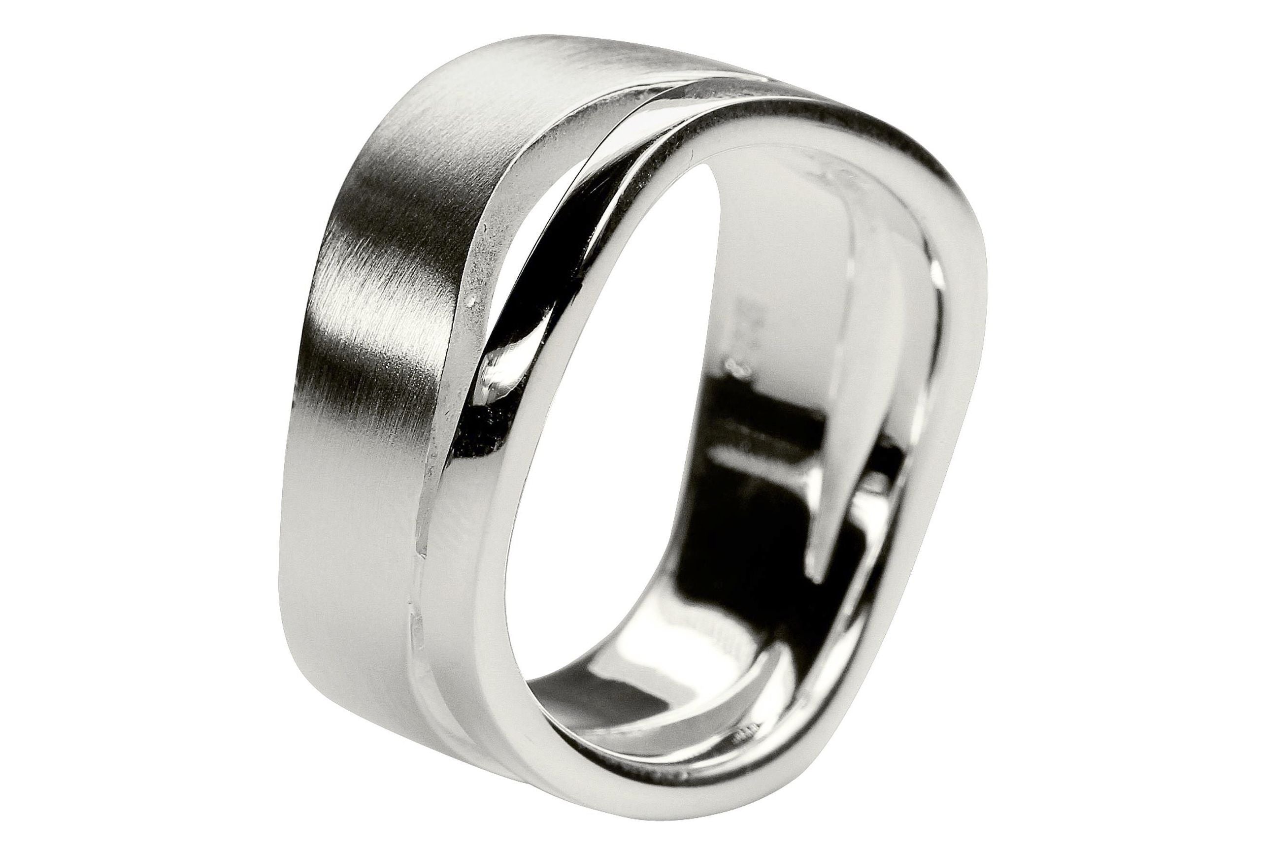 Ein Bandring aus Silber für Damen, bestehend aus zwei kontastreich ineinander verschobenen Wellen mit fein mattierter Oberfläche.
