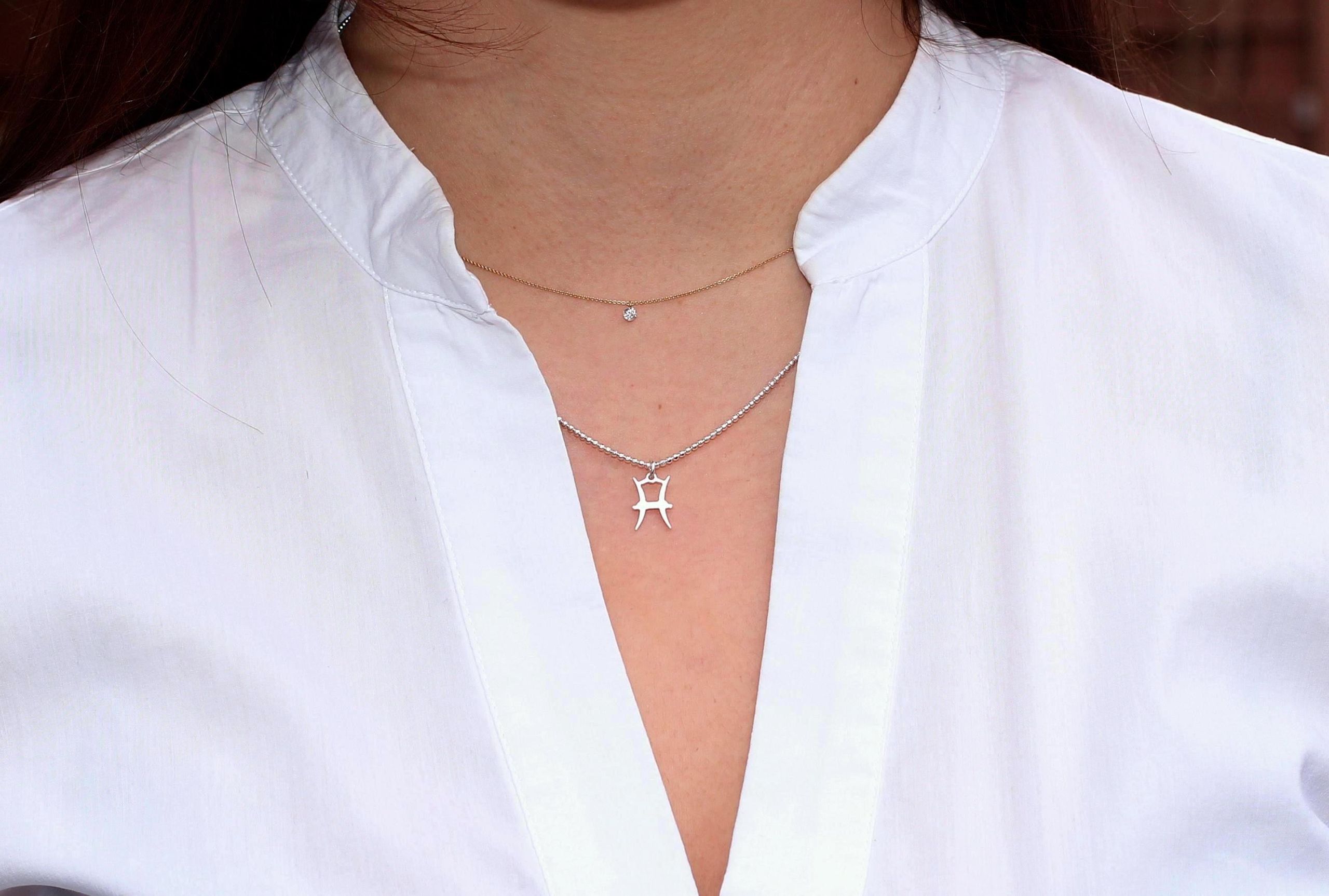 Tragebild diamantierte Kugelkette mit Sternzeichen Anhänger Fische aus Silber.