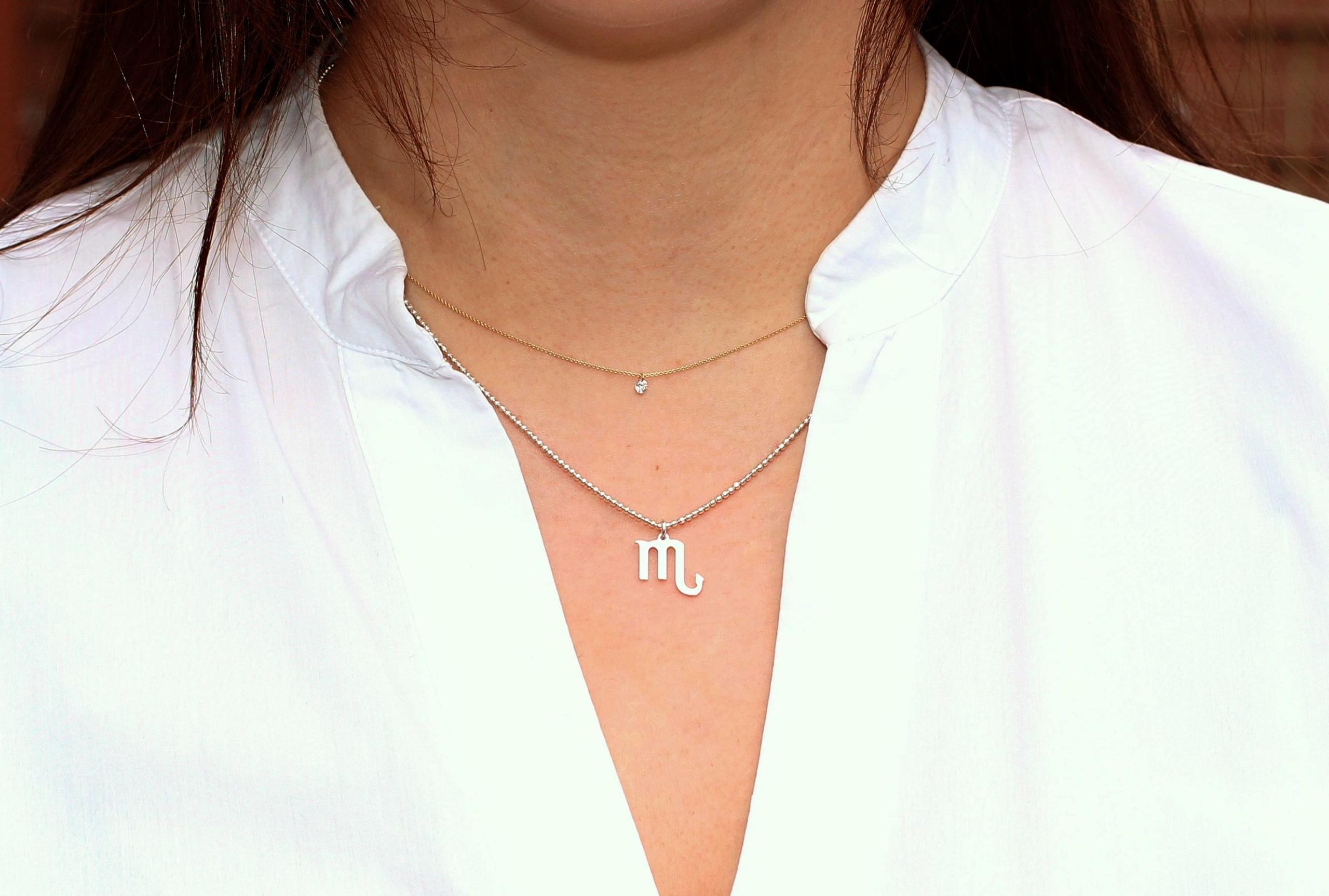 Tragebild diamantierte Kugelkette mit Sternzeichen Anhänger Skorpion aus Silber.