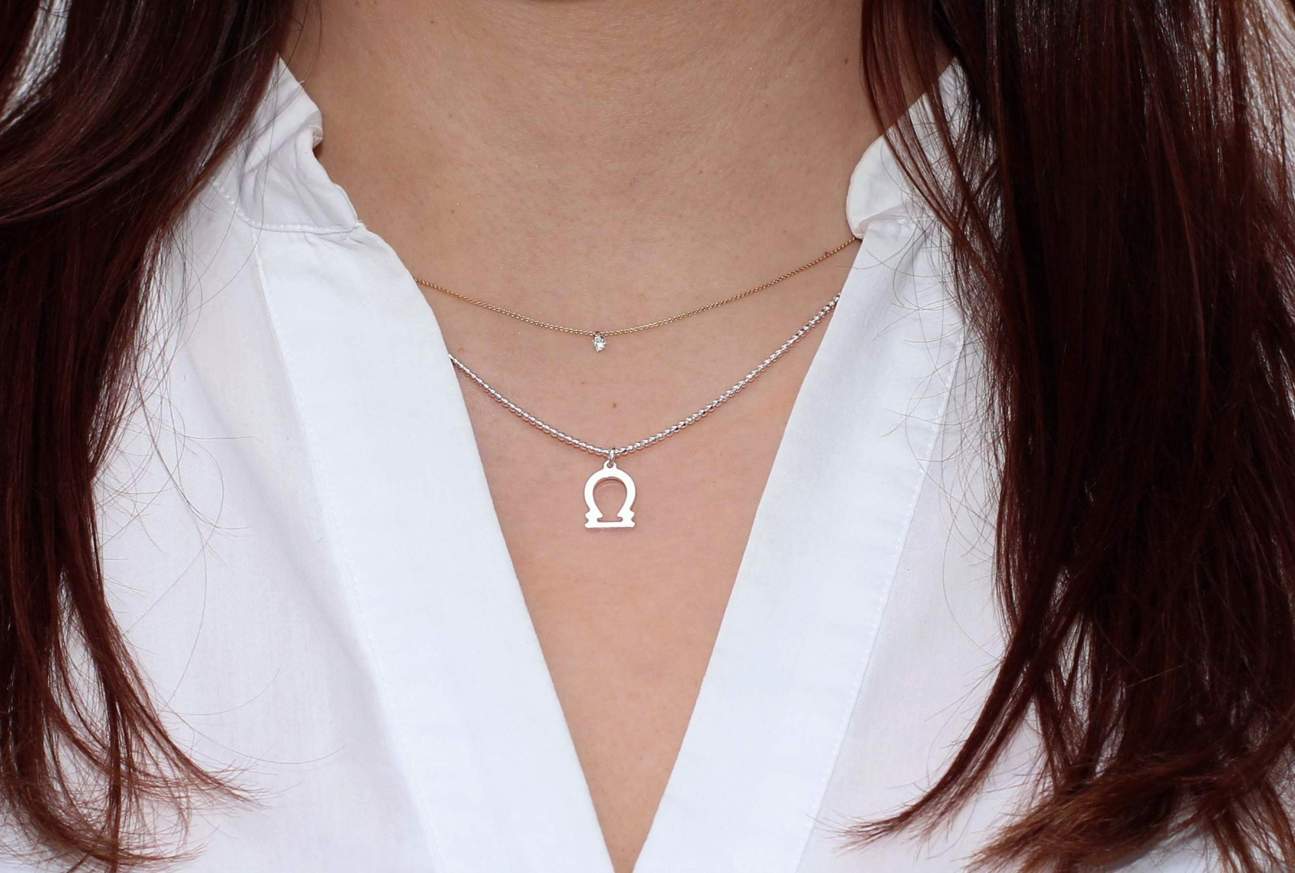 Tragebild diamantierte Kugelkette mit Sternzeichen Anhänger Waage aus Silber.