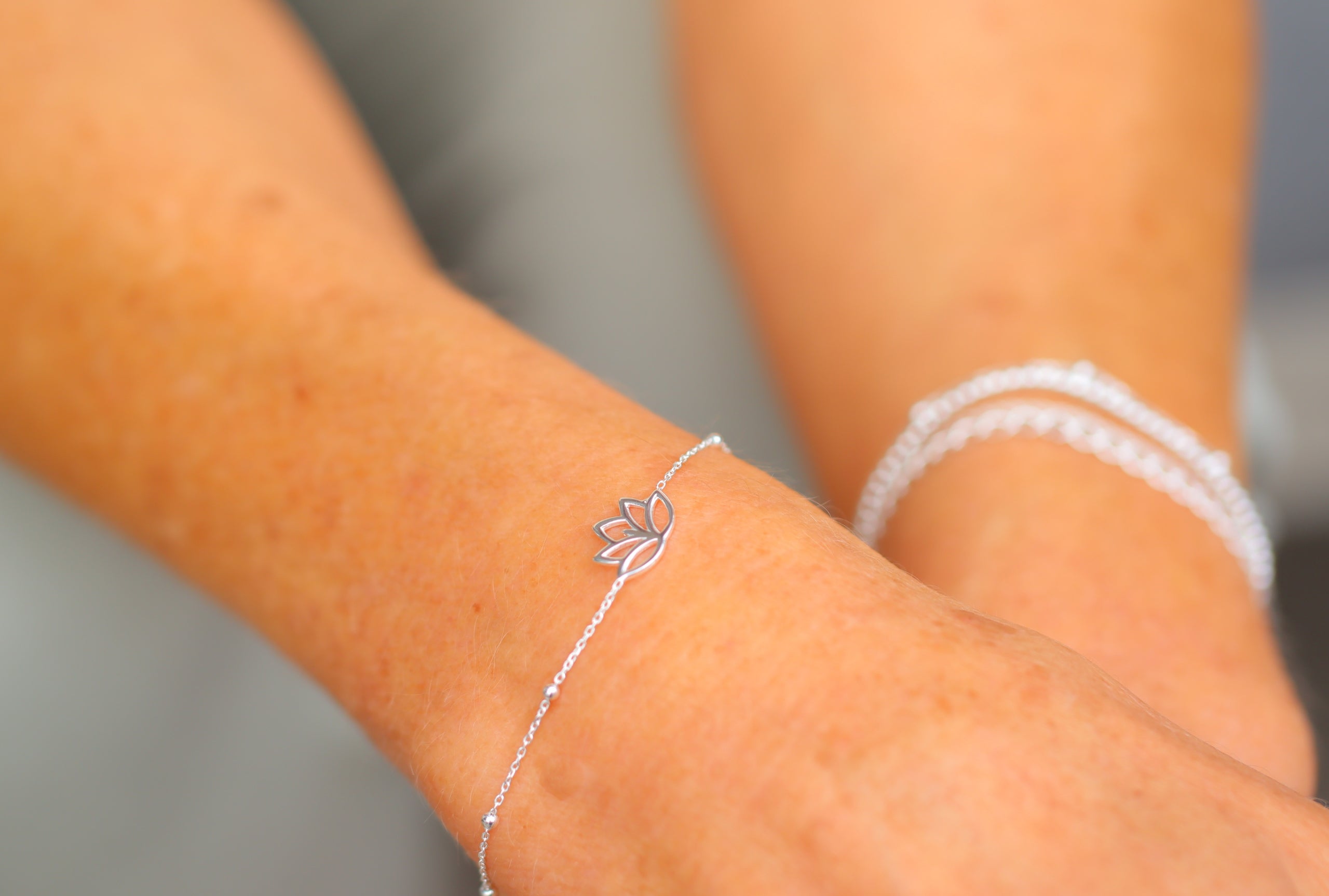 Feines Lotusblüten-Armband