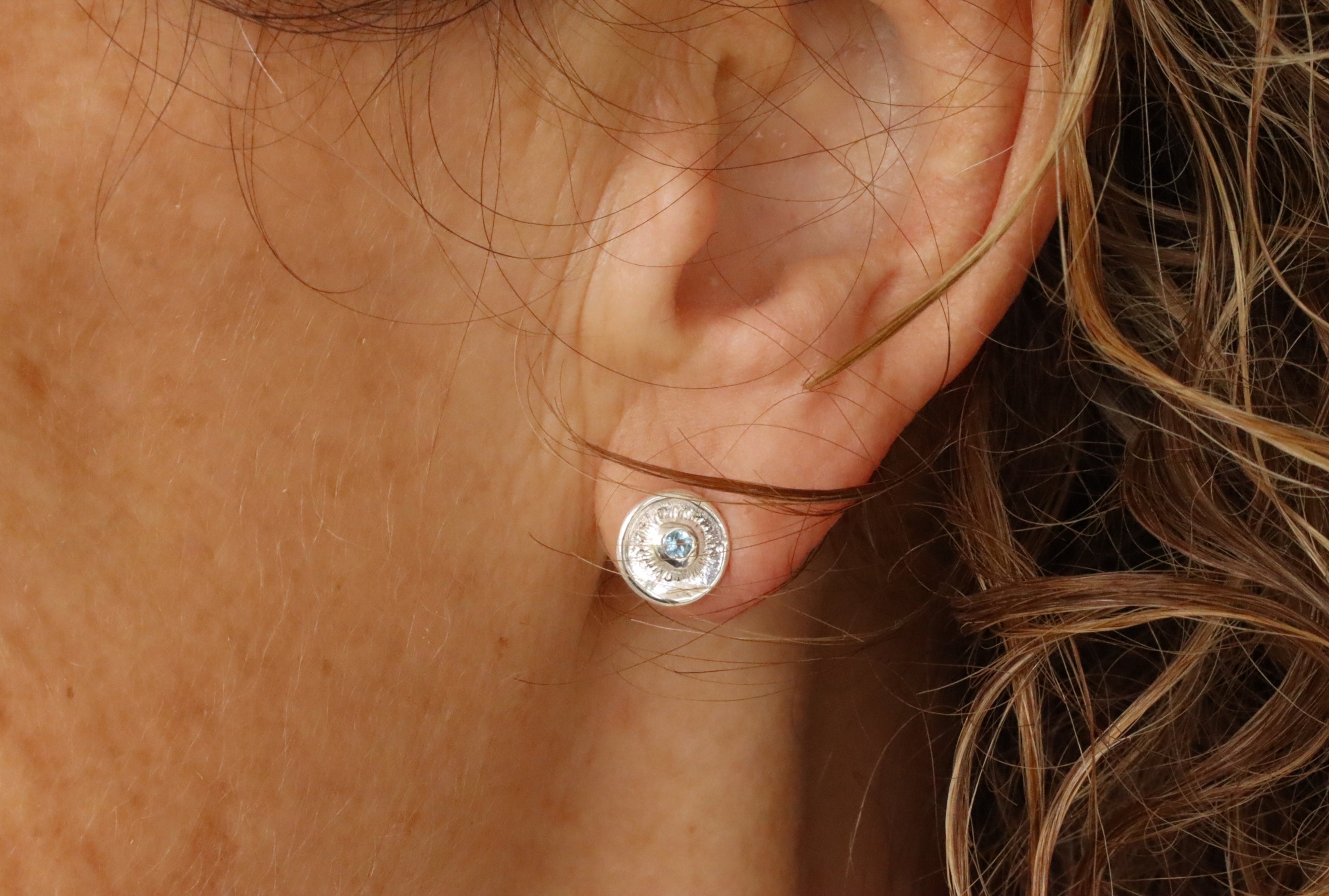 Süße Ohrstecker mit blauem Topas