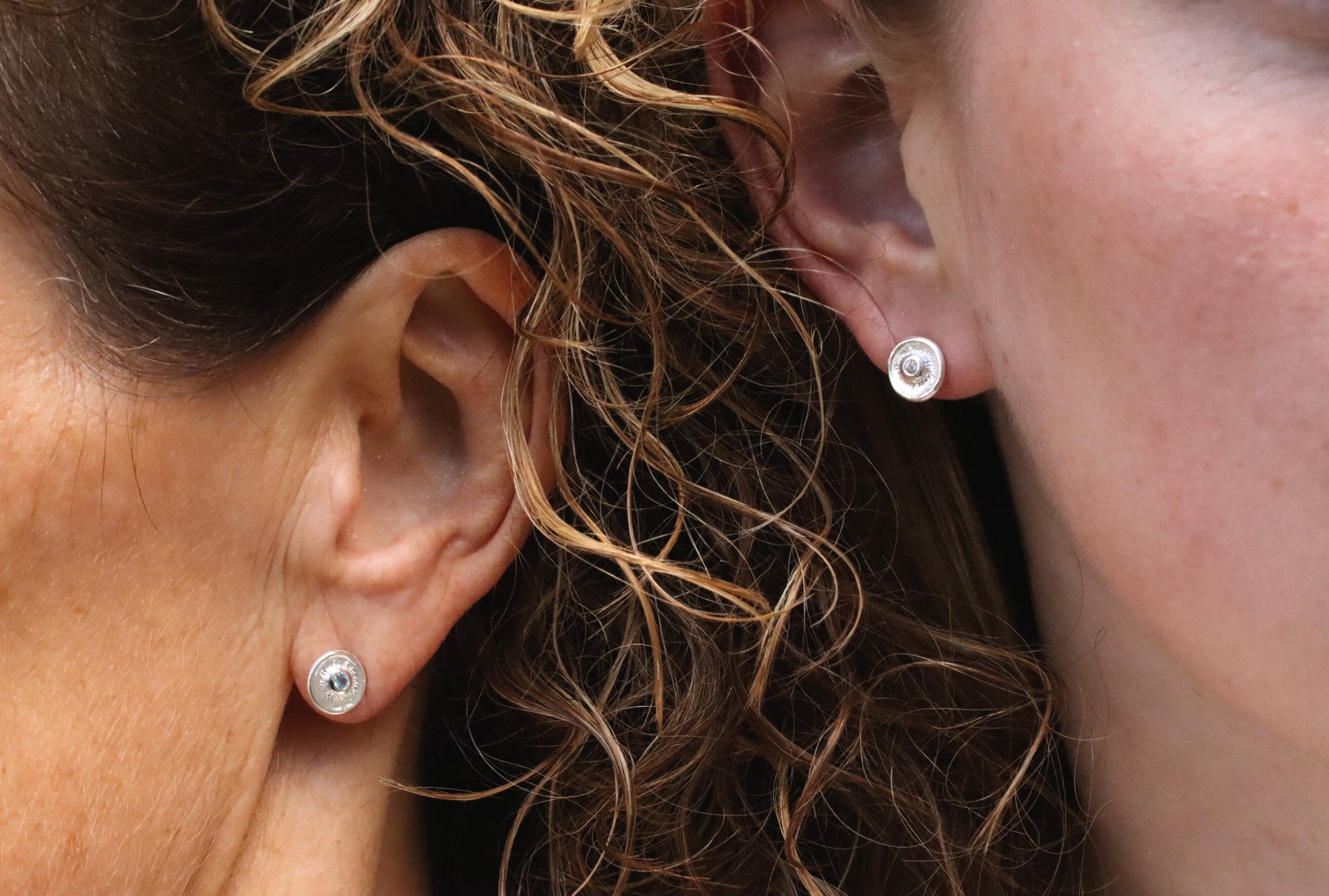 Süße Ohrstecker mit weißem Topas