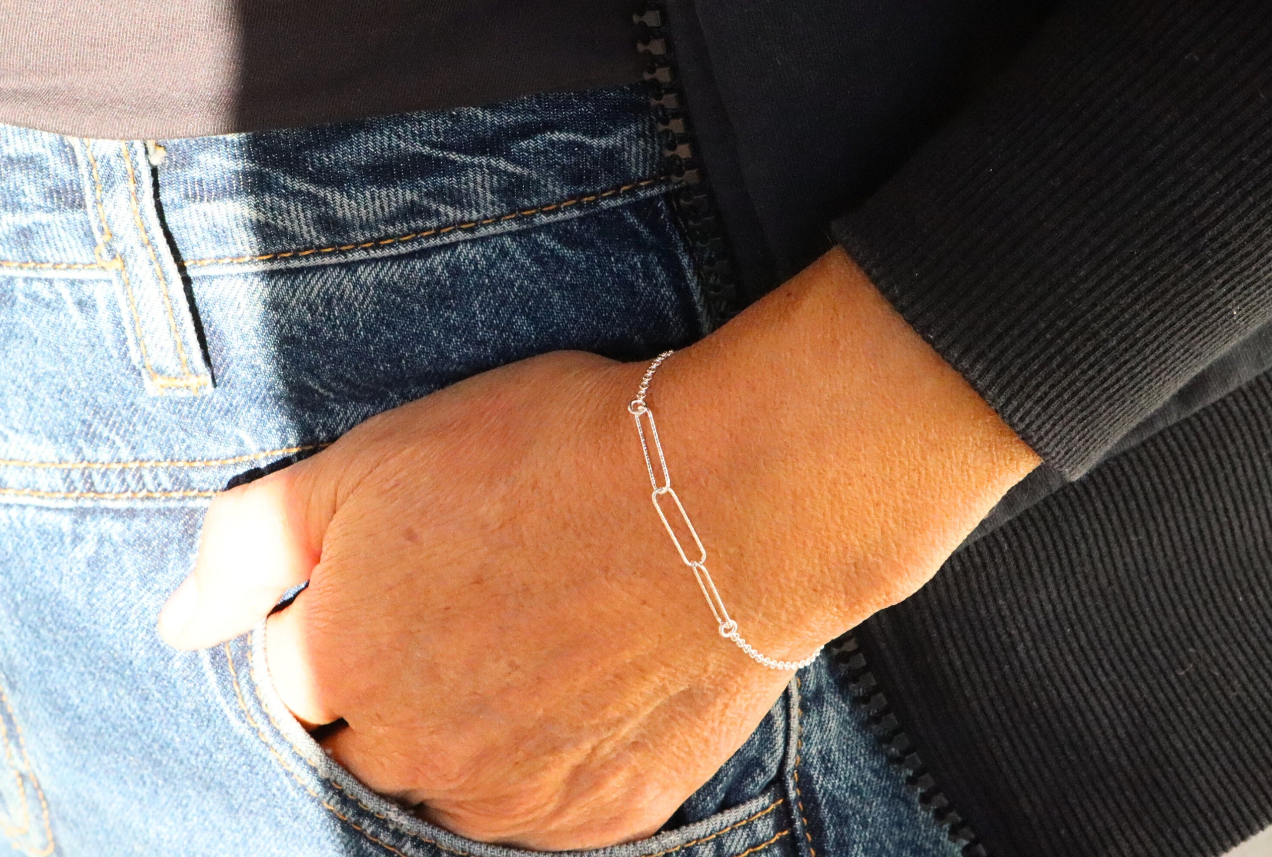 Feines Armband mit diamantierten Paperclip-Elementen