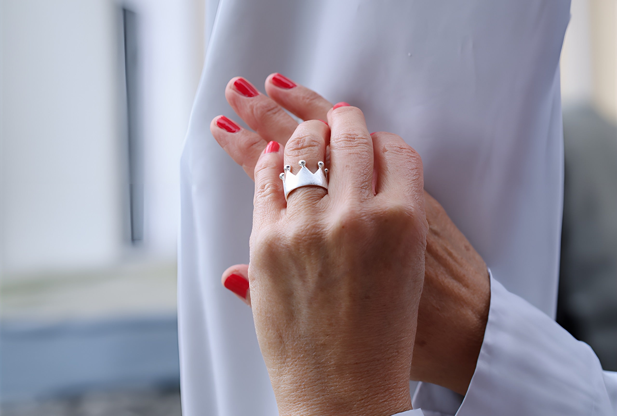 Silberner Ring im Kronendesign mit acht Zacken in den Größen 64 bis 70. Der Ring ist innen glänzend und außen gebürstet. 