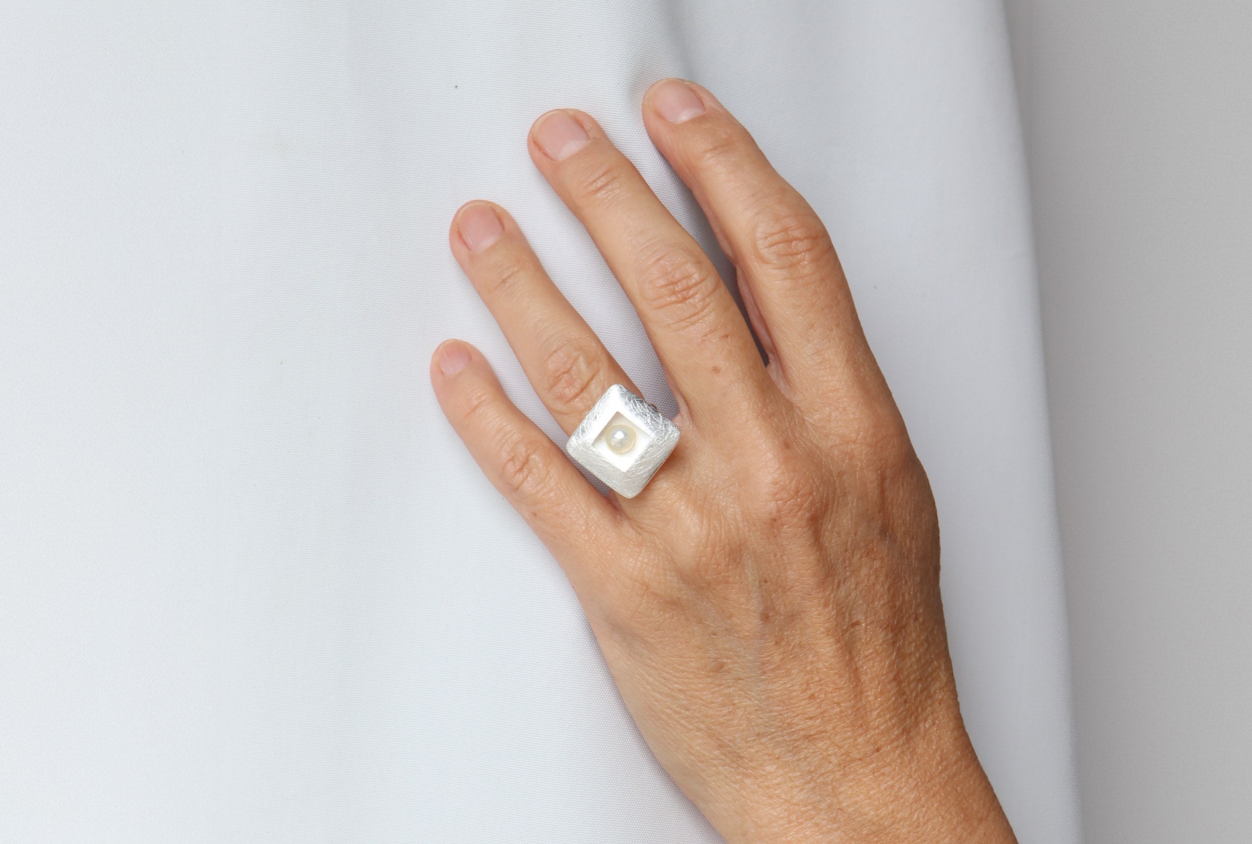 XL Ring "Quadrat mit Perle"