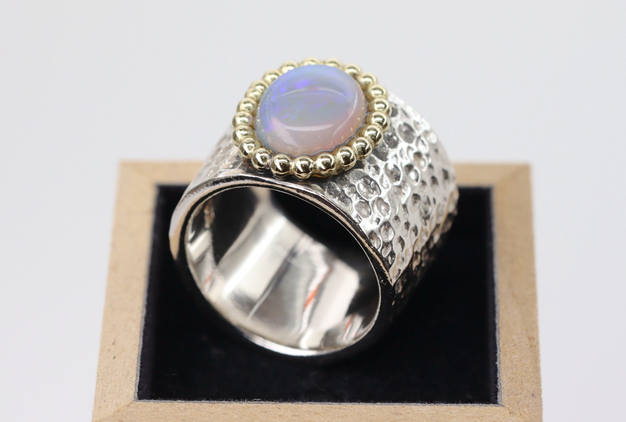 Opal-Ring mit goldener Perldraht-Fassung - Stein blau-lila - Gr. 54