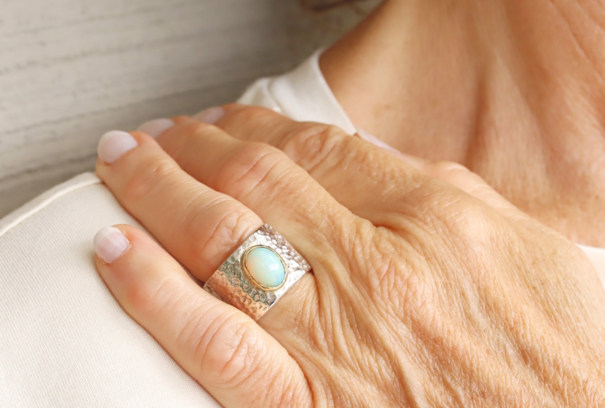 Opal-Ring mit Goldfassung - Stein grün-blau - Gr. 54