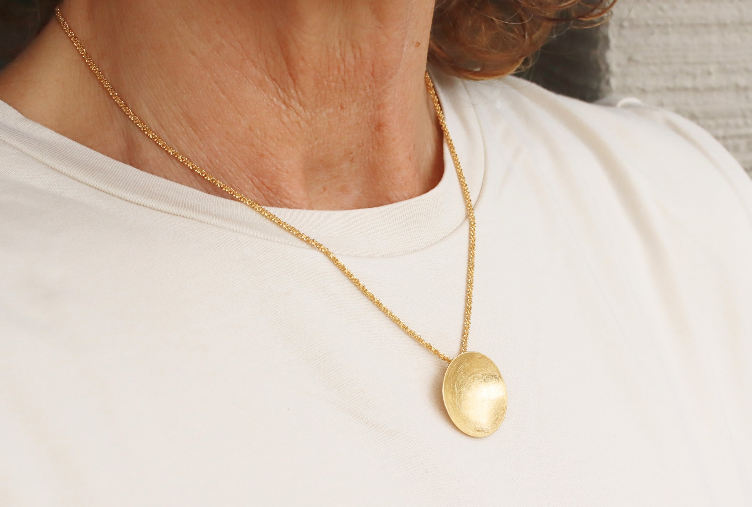 Vergoldete Criss-Cross-Kette mit Schalenanhänger - 42 cm