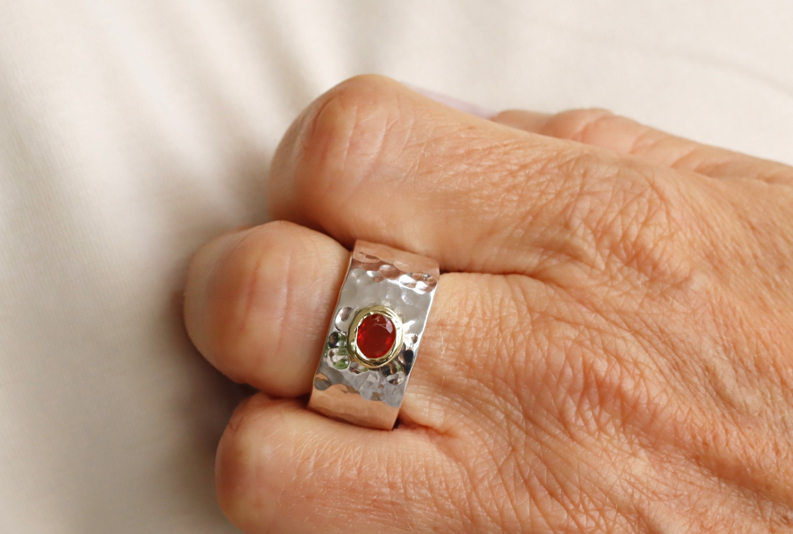 Massiver Schmiedering mit Goldfassung und Feueropal - Gr. 58