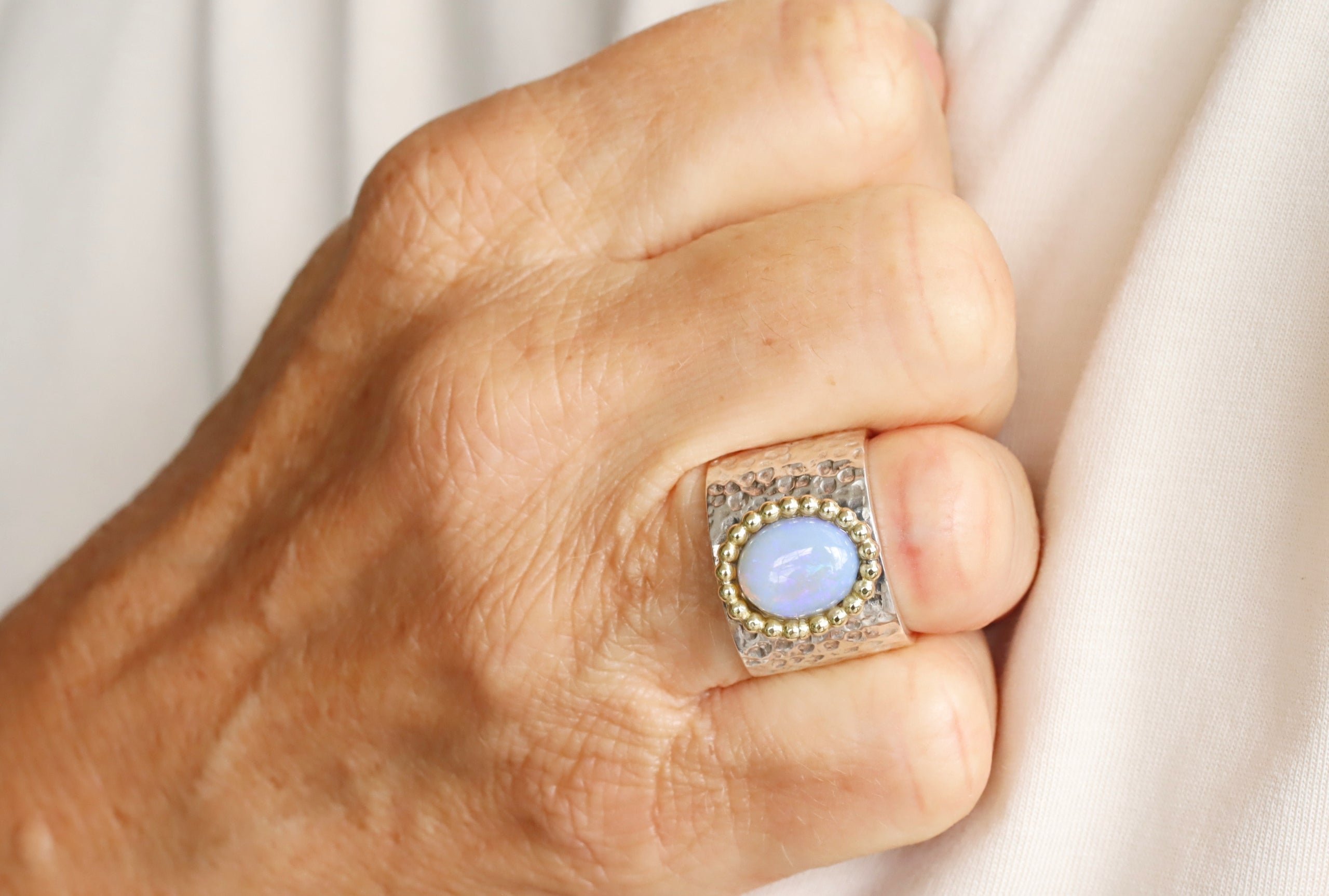 Opal-Ring mit goldener Perldraht-Fassung - Stein blau-lila - Gr. 54
