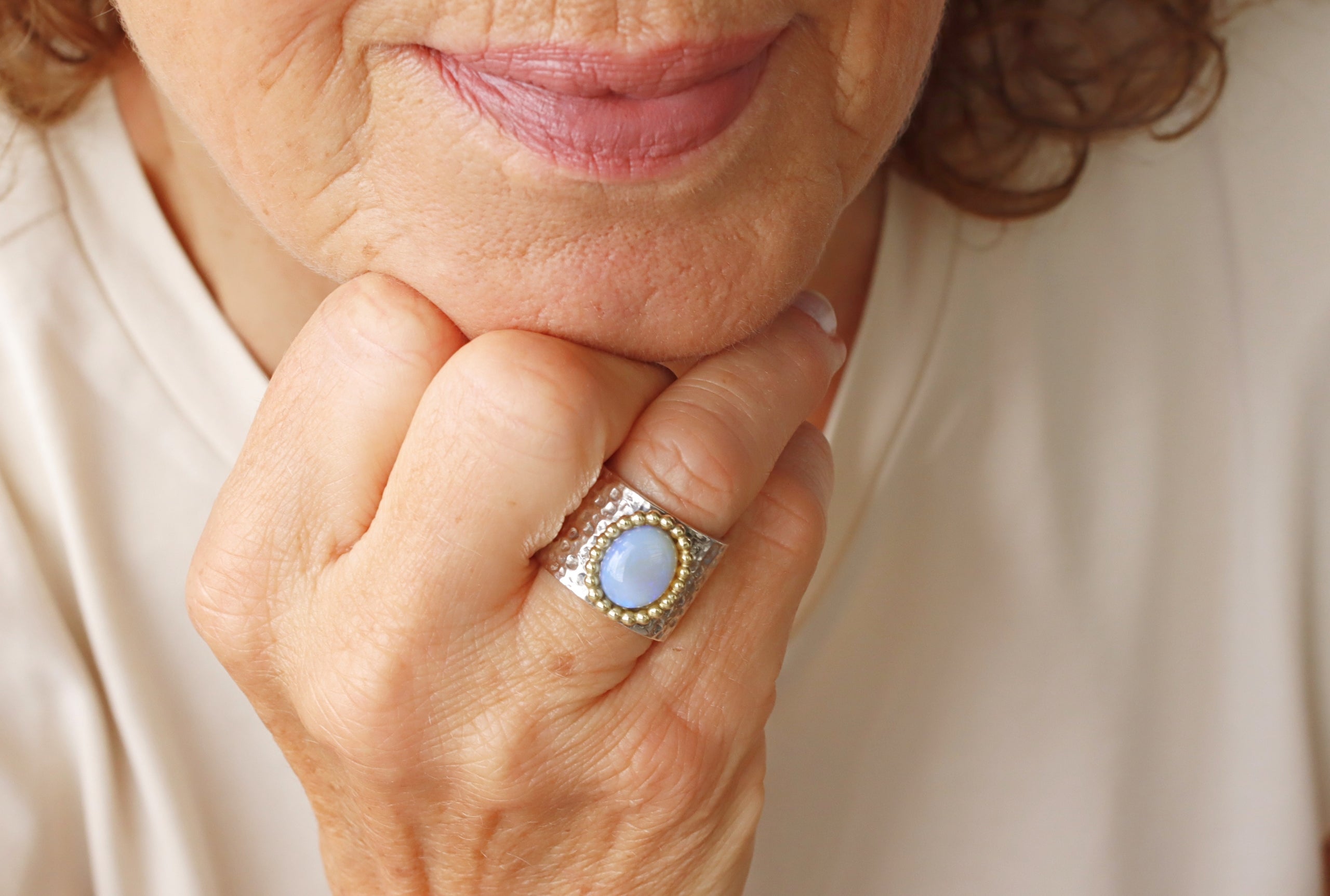 Opal-Ring mit goldener Perldraht-Fassung - Stein blau-lila - Gr. 54