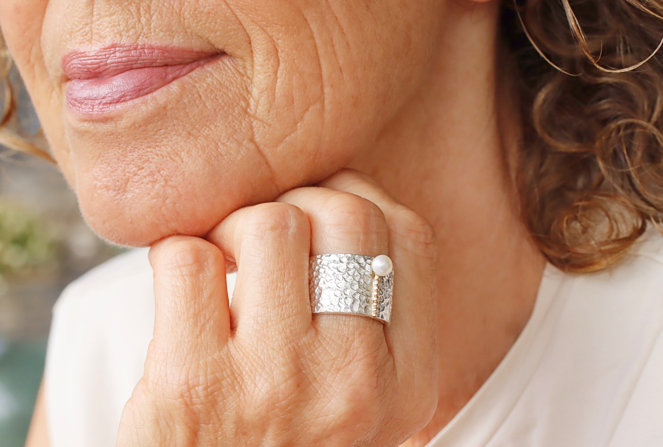 Gehämmerter Ring mit Goldperldraht und kleiner Süßwasserperle - Gr. 60