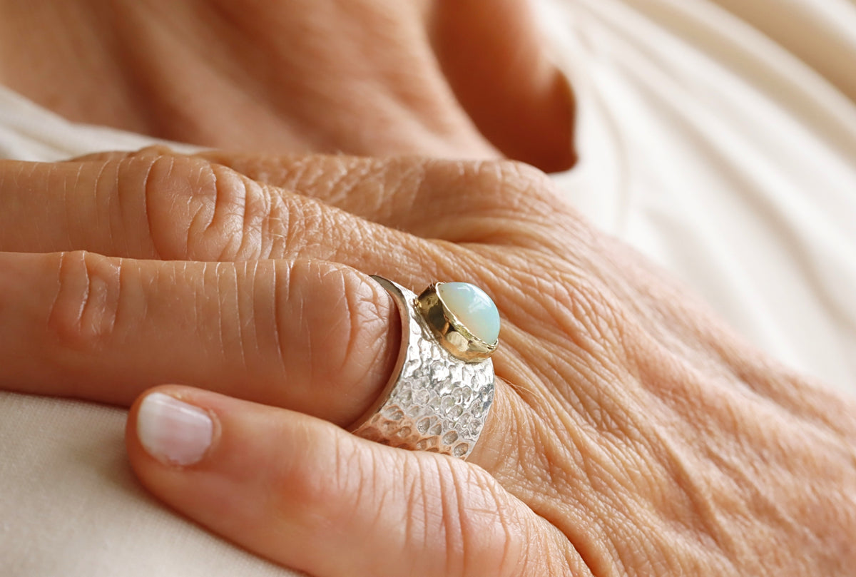 Opal-Ring mit Goldfassung - Stein grün-blau - Gr. 54