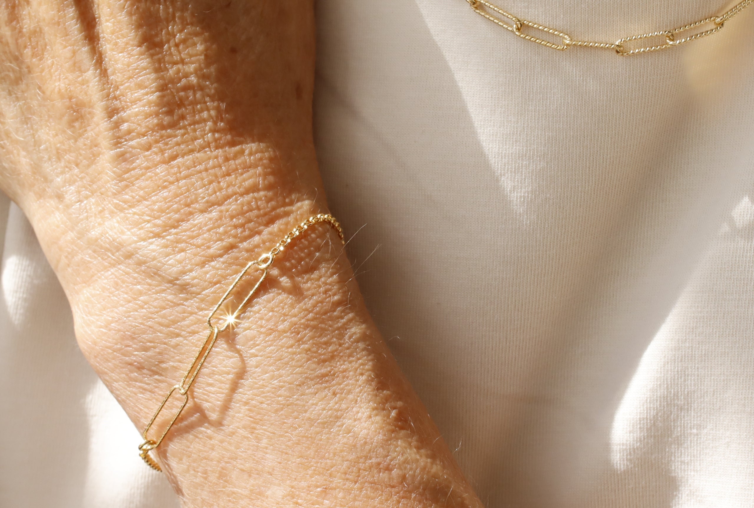 Feines Armband mit diamantierten Paperclip-Elementen vergoldet