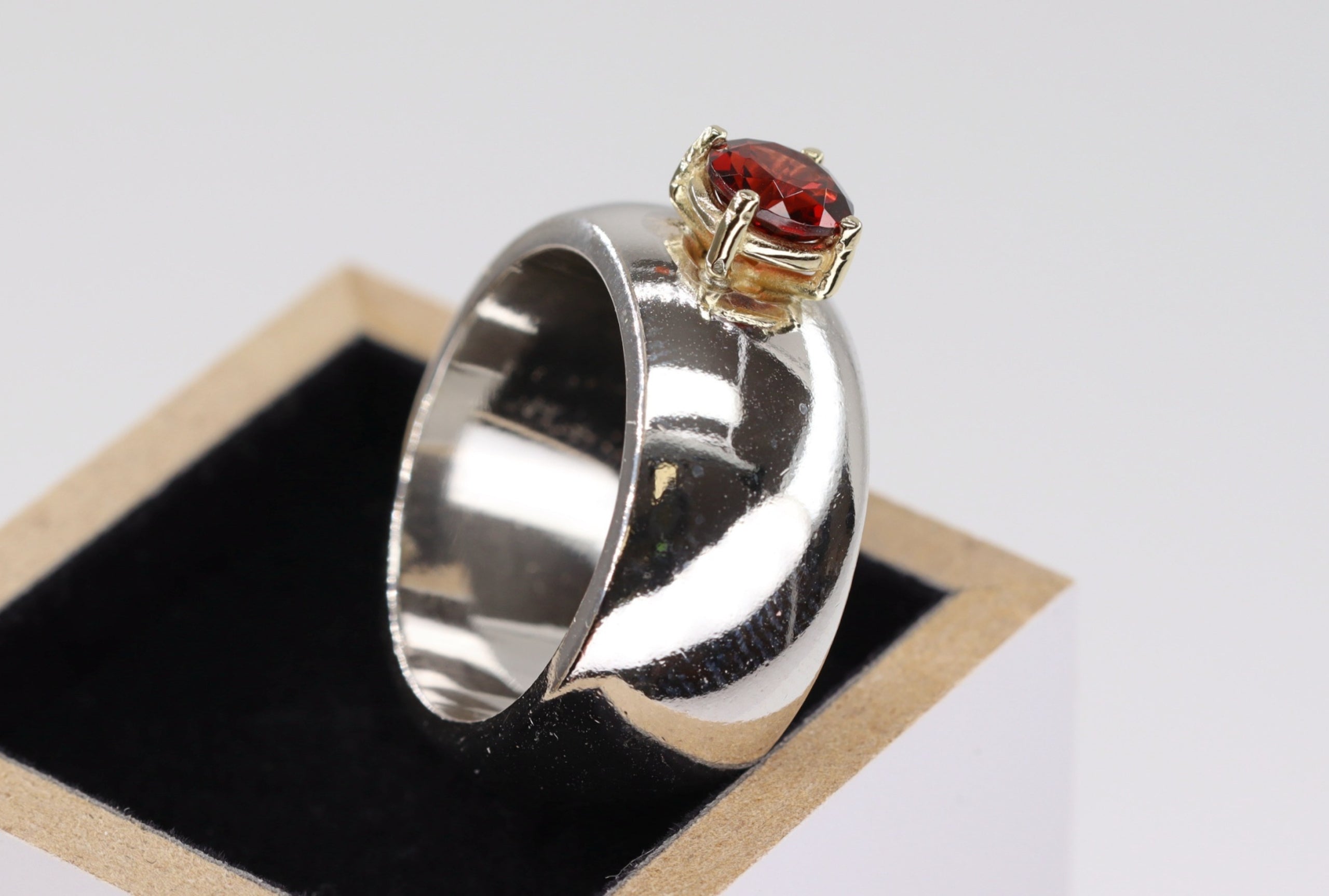 Ring mit rotem Granat - Gr. 58