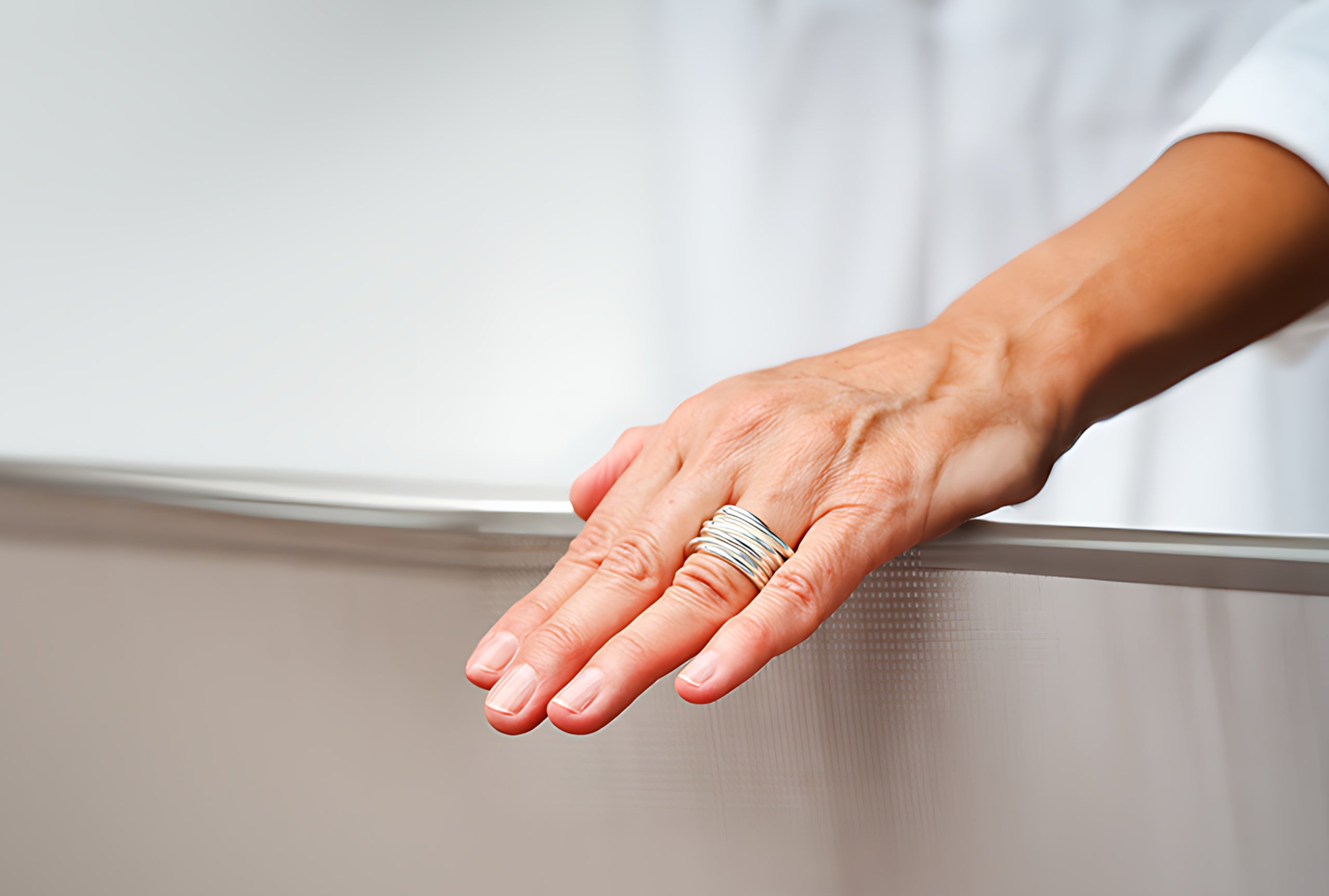 Ein Wickelring aus Silber für Damen bestehend aus sieben einzelnen Silbersträngen, die fest miteinander verbunden sind und dabei zusammen einen Ring formen.