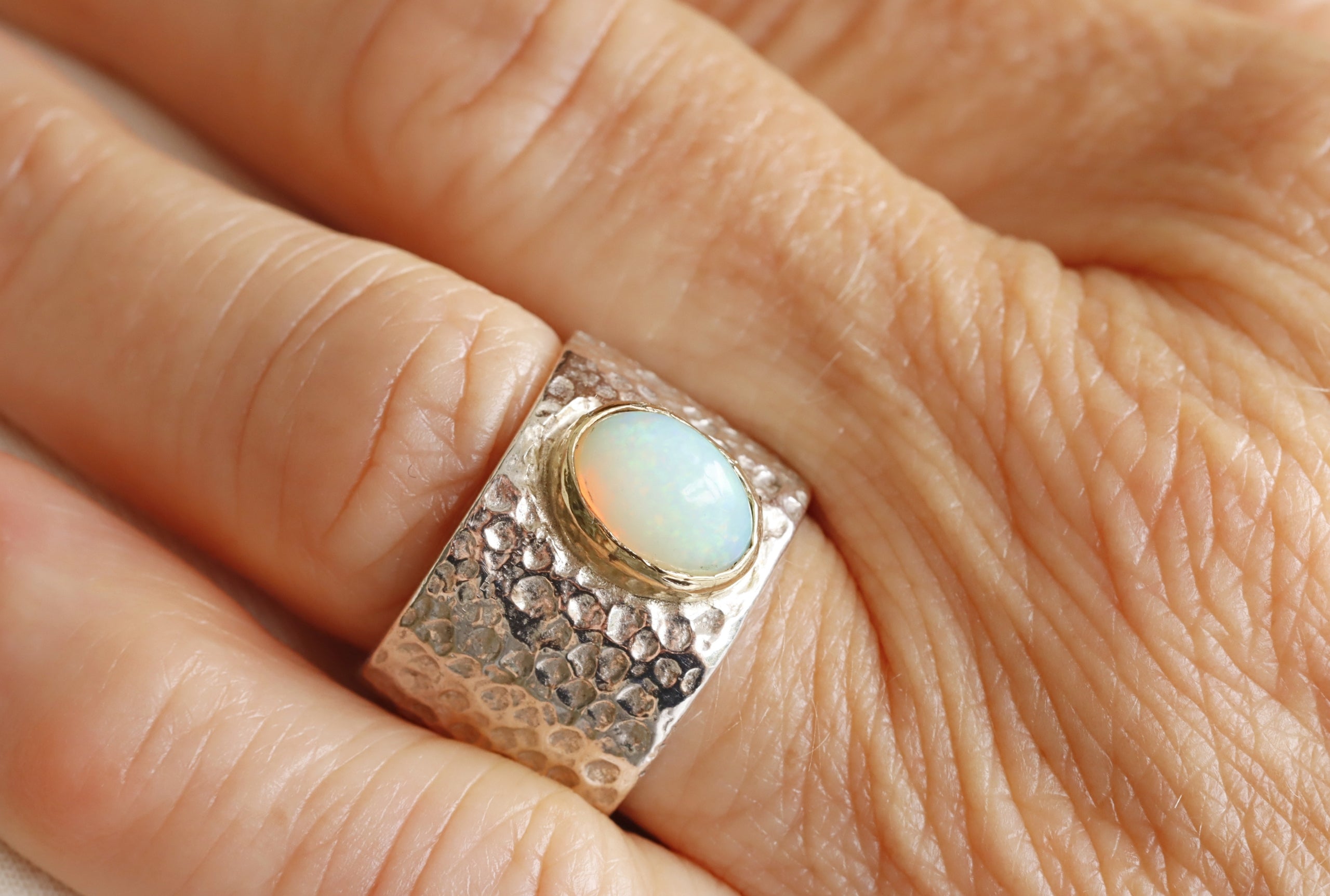 Opal-Ring mit Goldfassung - Stein grün-blau - Gr. 54