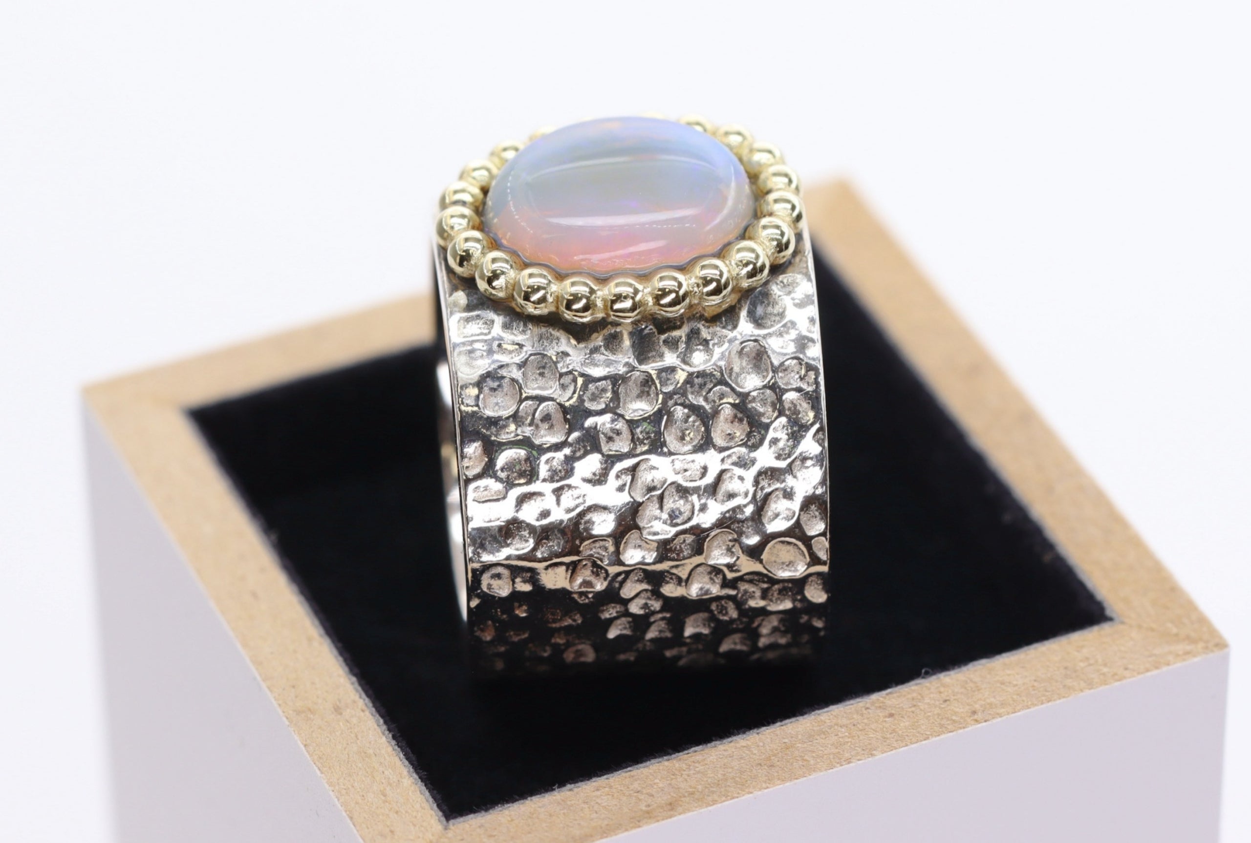 Opal-Ring mit goldener Perldraht-Fassung - Stein blau-lila - Gr. 54