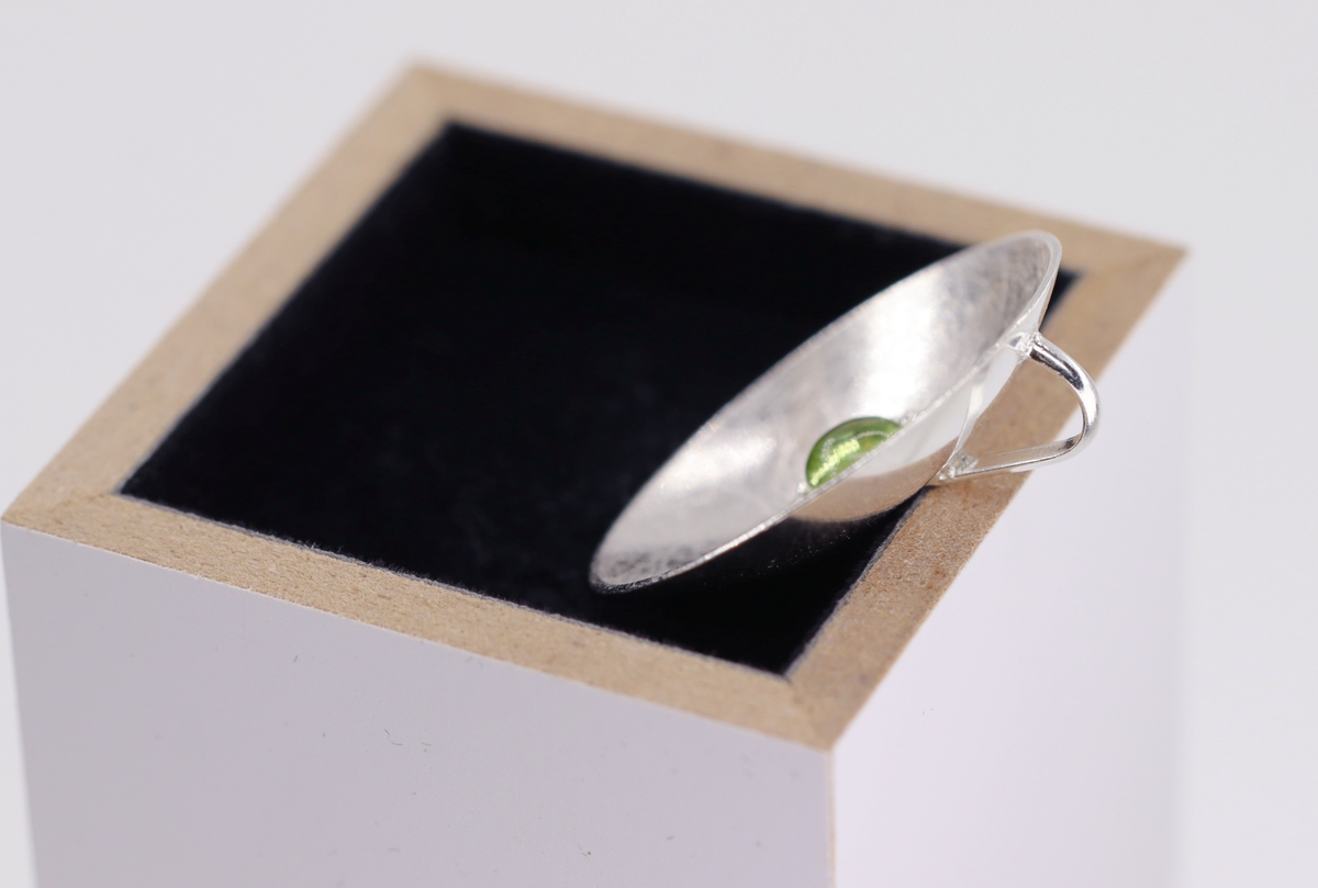 Gebürsteter Schalenanhänger mit gefasstem Peridot