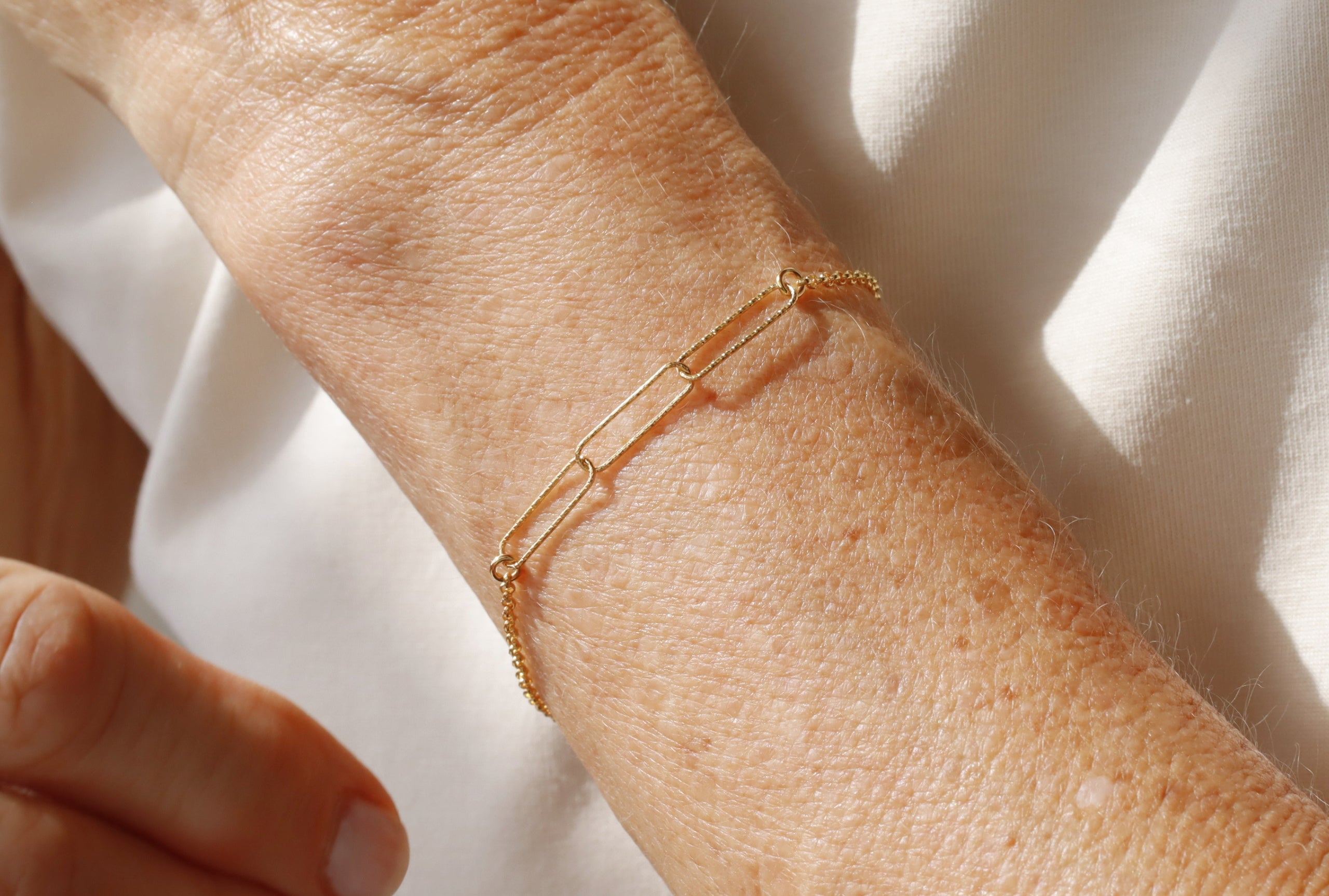 Feines Armband mit diamantierten Paperclip-Elementen vergoldet