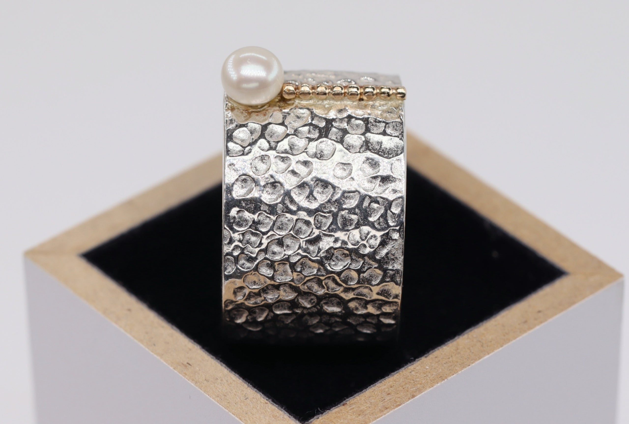 Gehämmerter Ring mit Goldperldraht und kleiner Süßwasserperle - Gr. 60