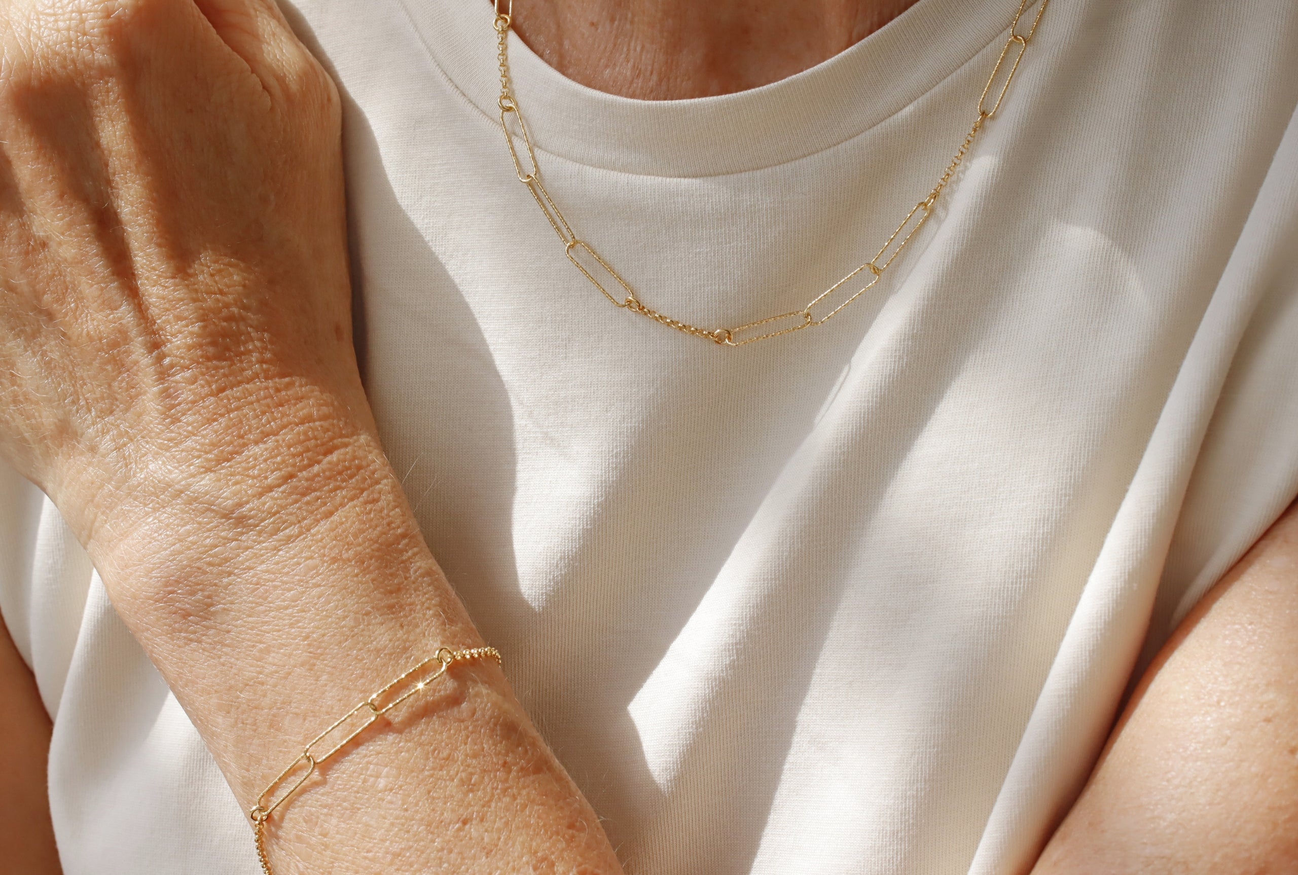 Feines Armband mit diamantierten Paperclip-Elementen vergoldet