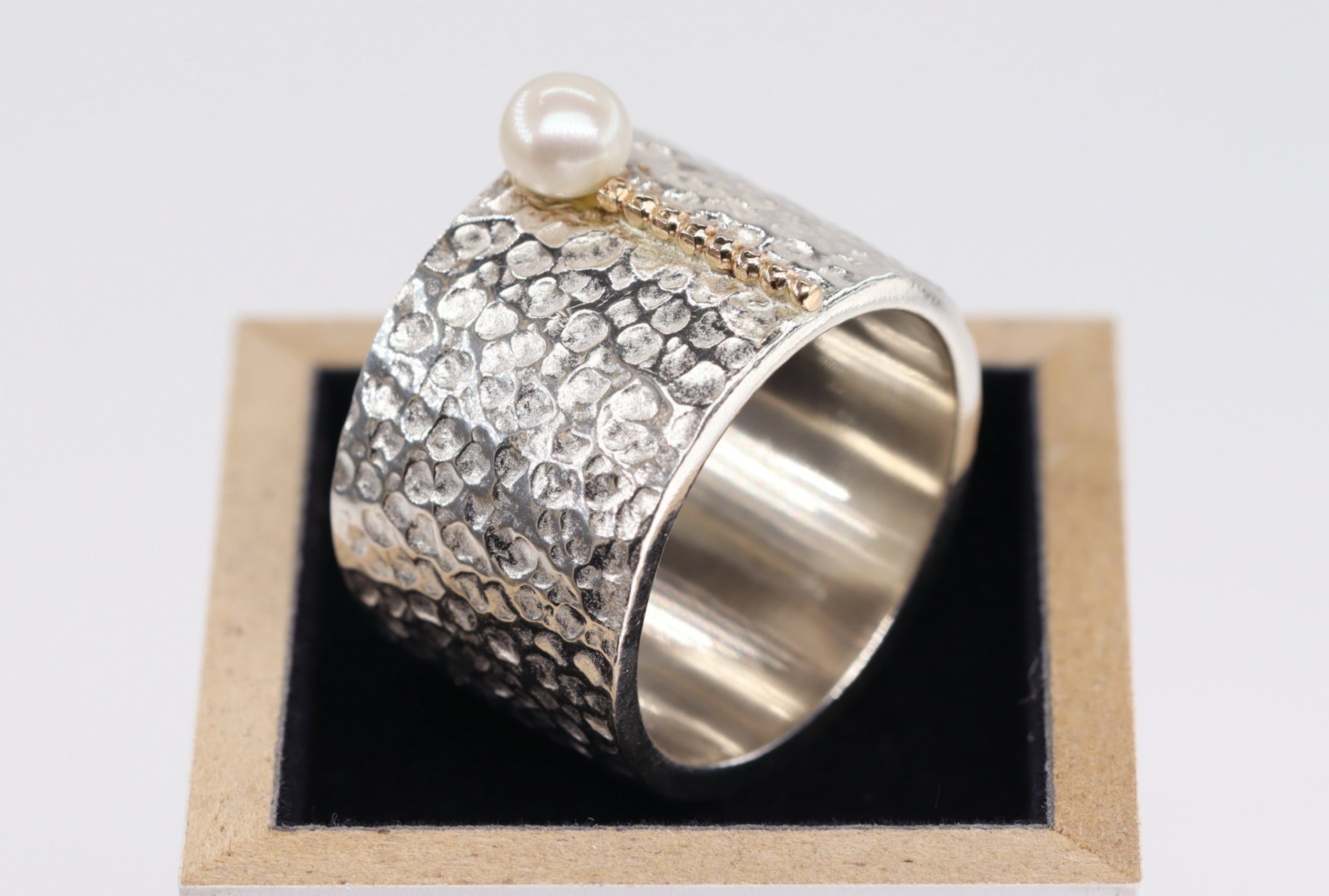 Gehämmerter Ring mit Goldperldraht und kleiner Süßwasserperle - Gr. 60