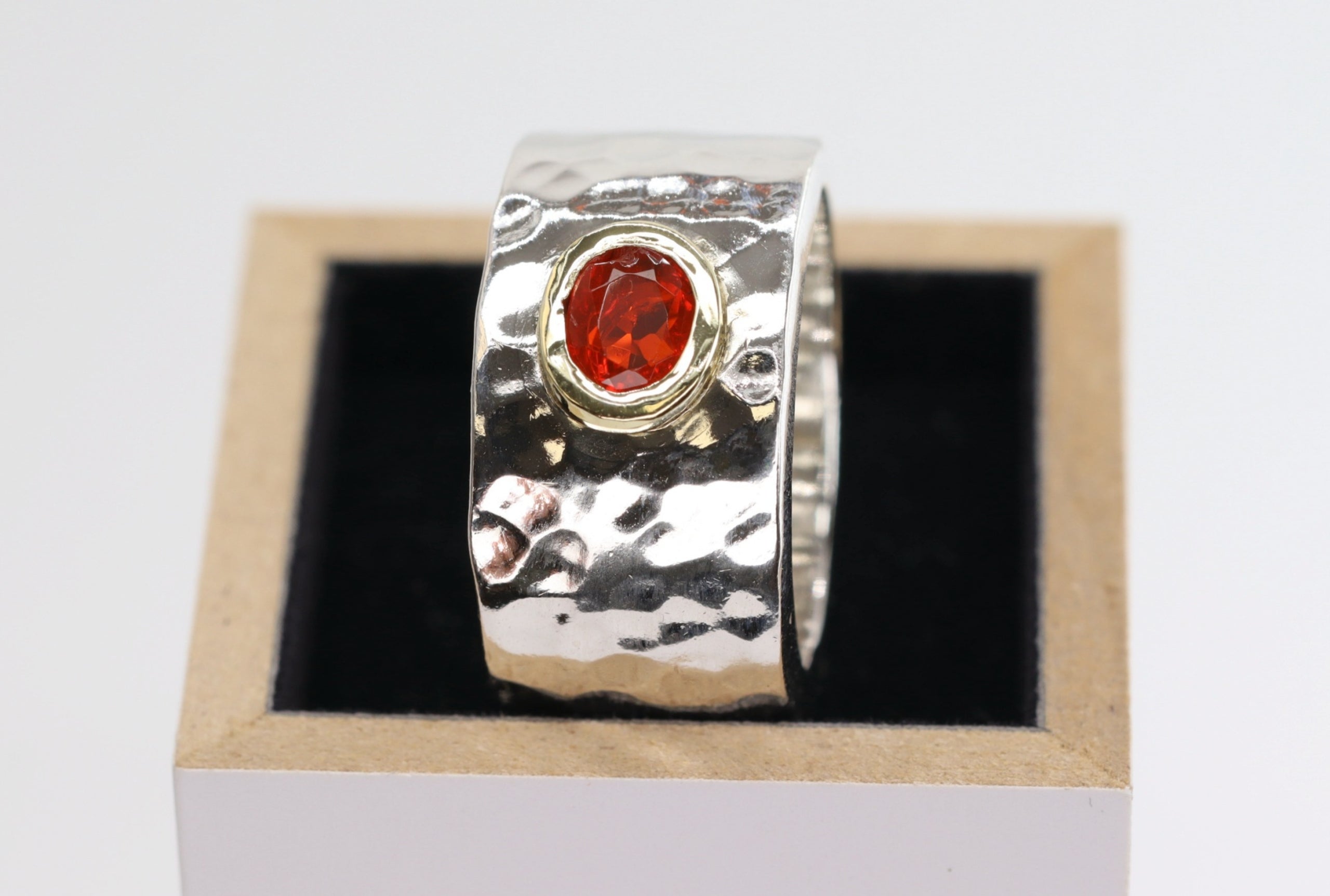 Massiver Schmiedering mit Goldfassung und Feueropal - Gr. 58