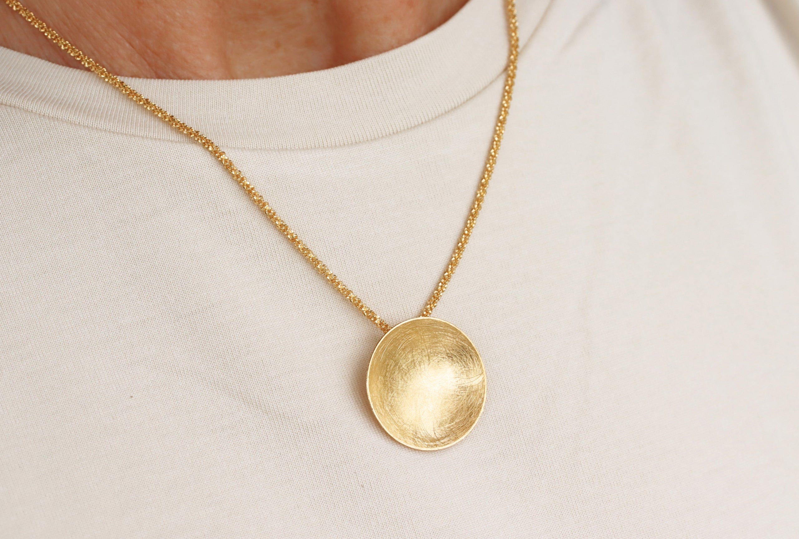 Vergoldete Criss-Cross-Kette mit Schalenanhänger - 42 cm