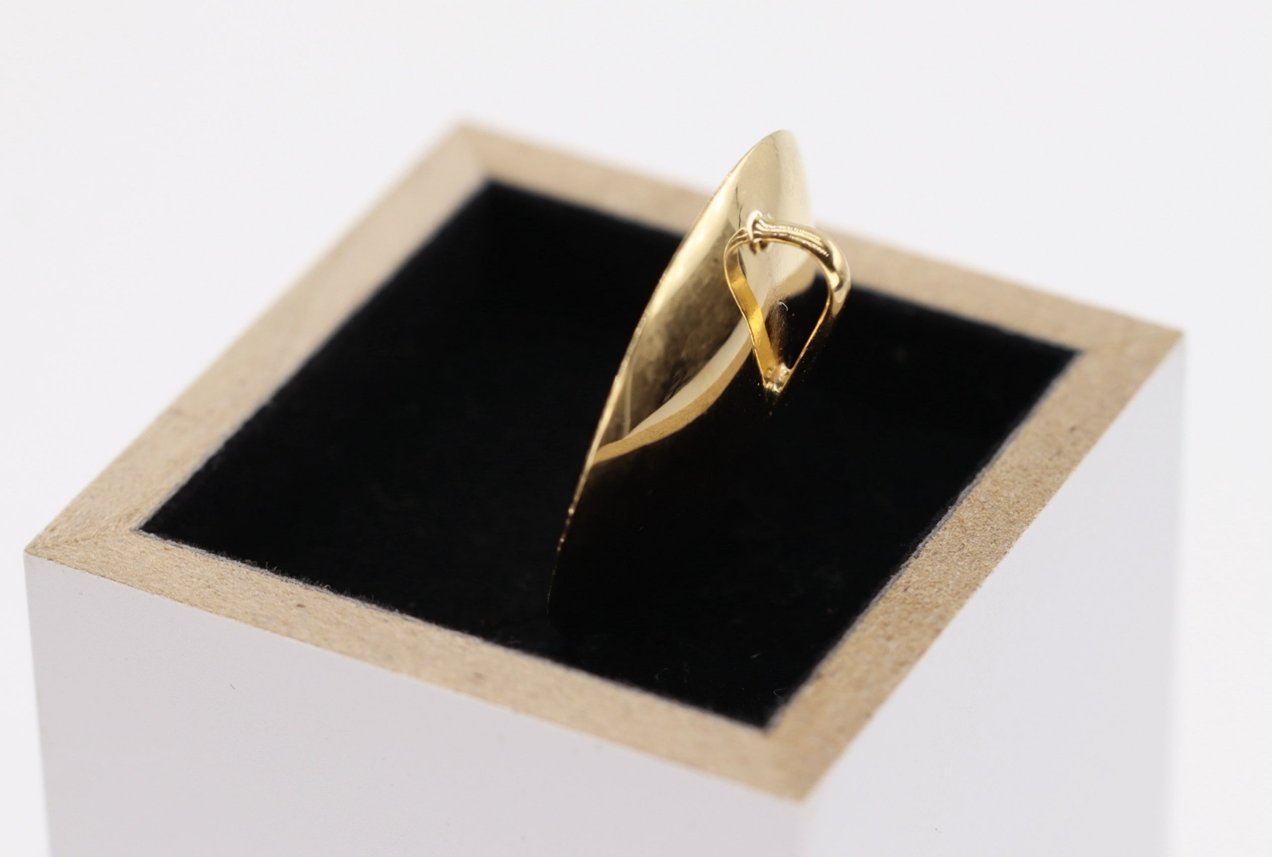 Vergoldete Criss-Cross-Kette mit Schalenanhänger - 42 cm