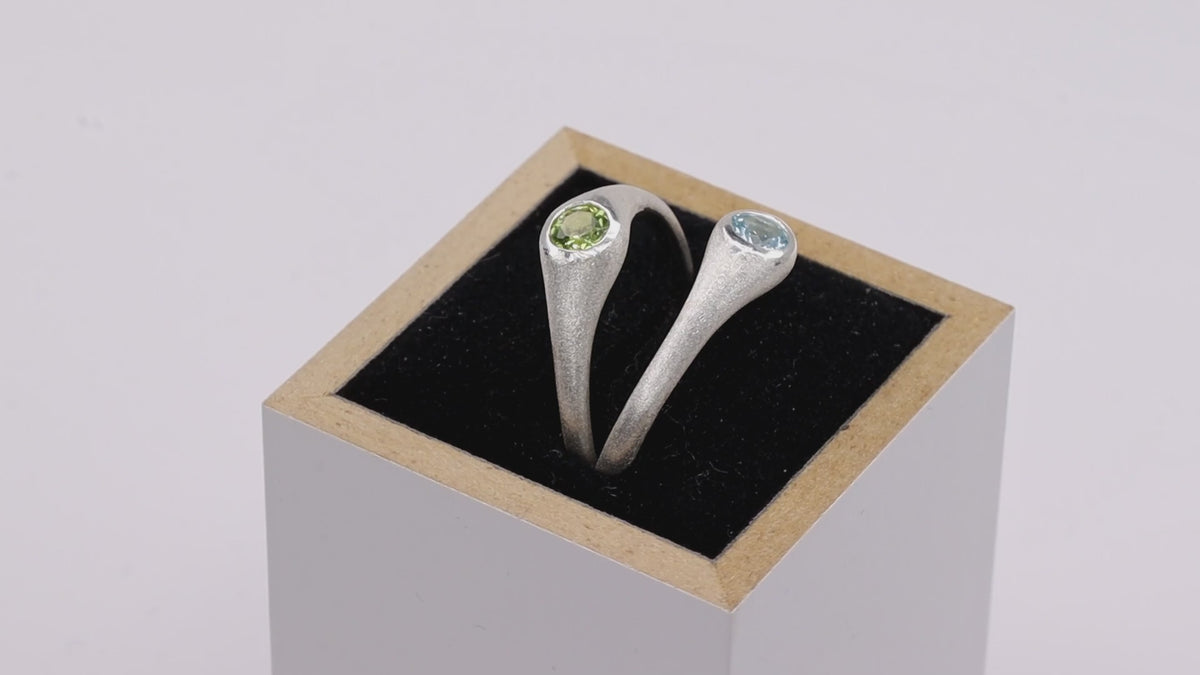 Schmaler Ring mit Blautopas Stein Produktvideo